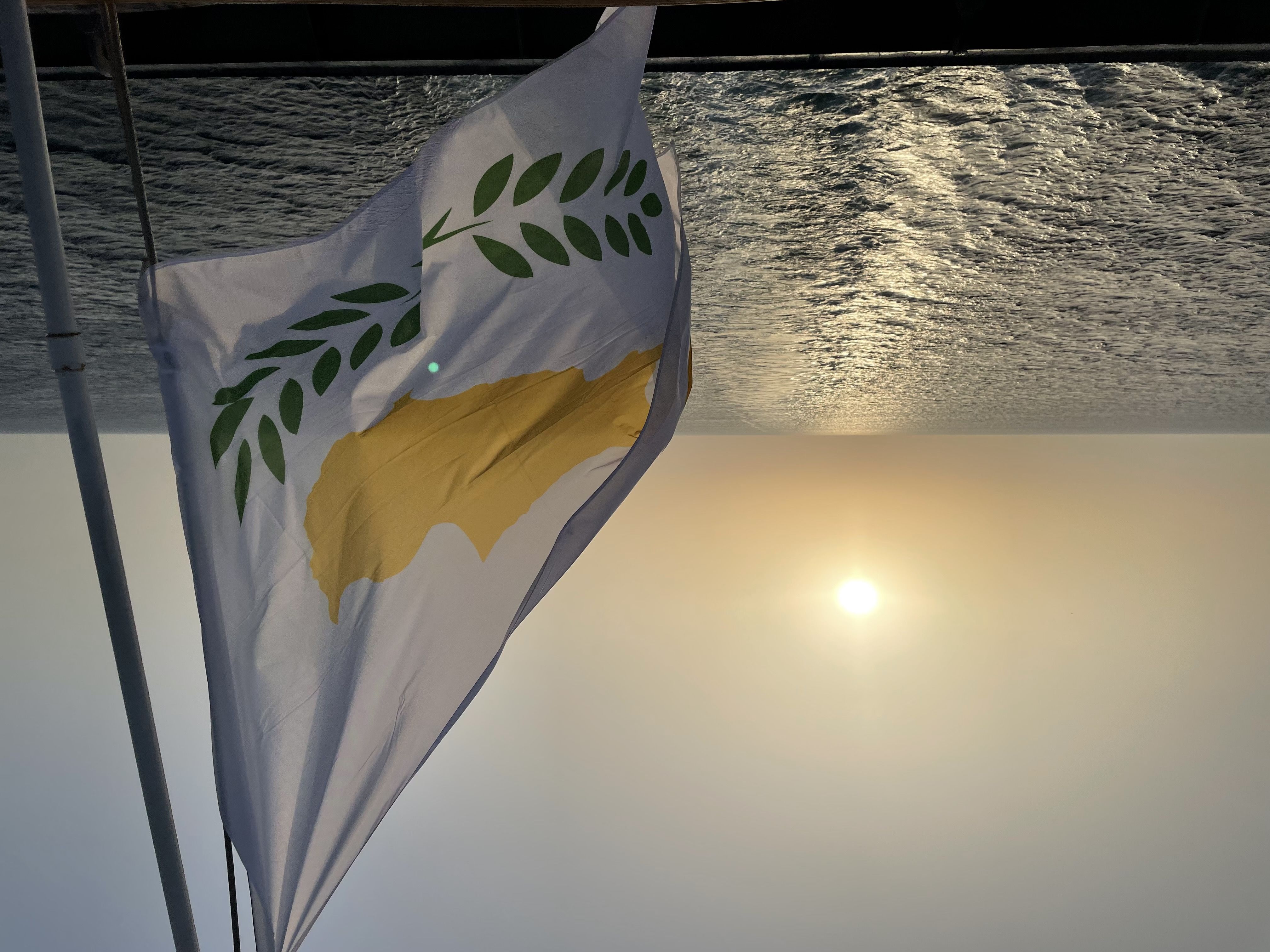 Bandera chipriota entre Grecia e Italia.jpeg