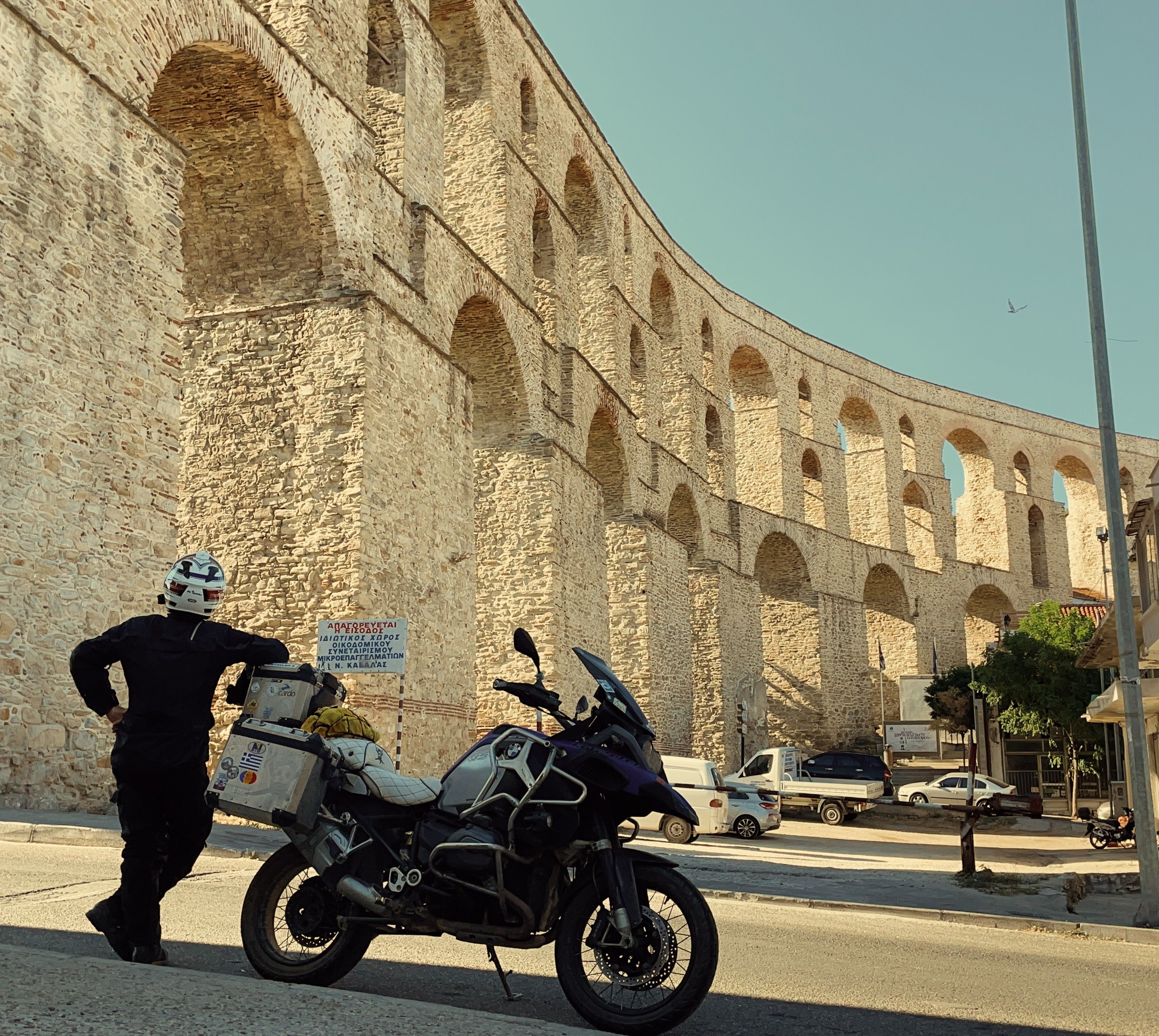 Viaje en moto hacia Chipre. El acueducto de Kavala les ha quedado muy fino