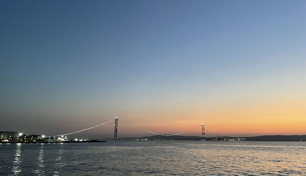 Viaje en moto hacia Chipre. Se pone el sol en el Mármara y su puente casi terminado Viaje en moto hacia Chipre. Se pone el sol en el Mármara y su puente casi terminado