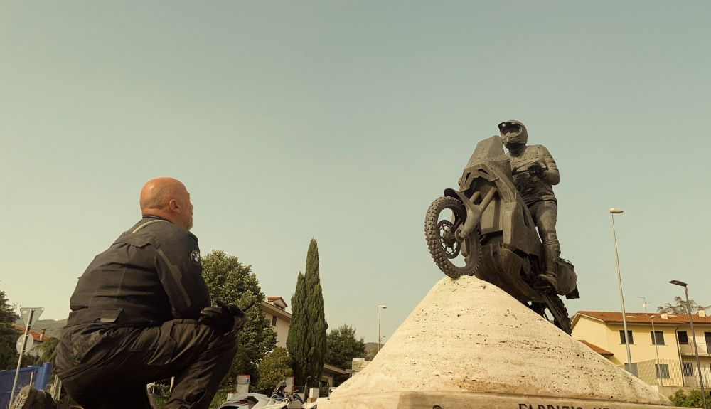 Viaje en moto hacia Chipre. Se pone el sol en el Mármara y su puente casi terminado. Mis respetos a Fabrizio Meoni Viaje en moto hacia Chipre. Se pone el sol en el Mármara y su puente casi terminado. Mis respetos a Fabrizio Meoni