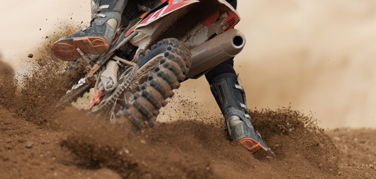 Moto de motocross que suele llevar un motor de 2 tiempos. Fuente: iStock.com/Pavel1964