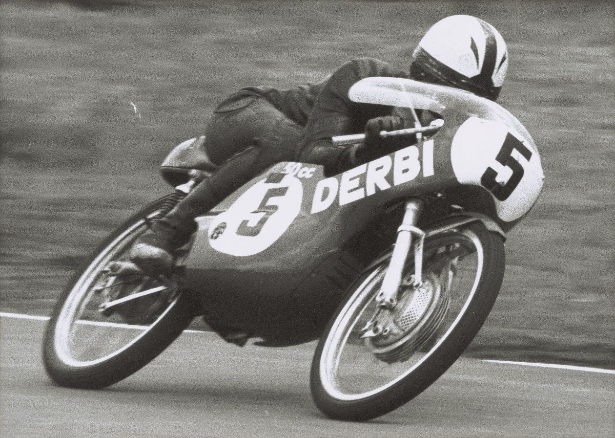 Ángel Nieto con la Derbi de la temporada 1969. Fuente: Maurice Büla para la FIM