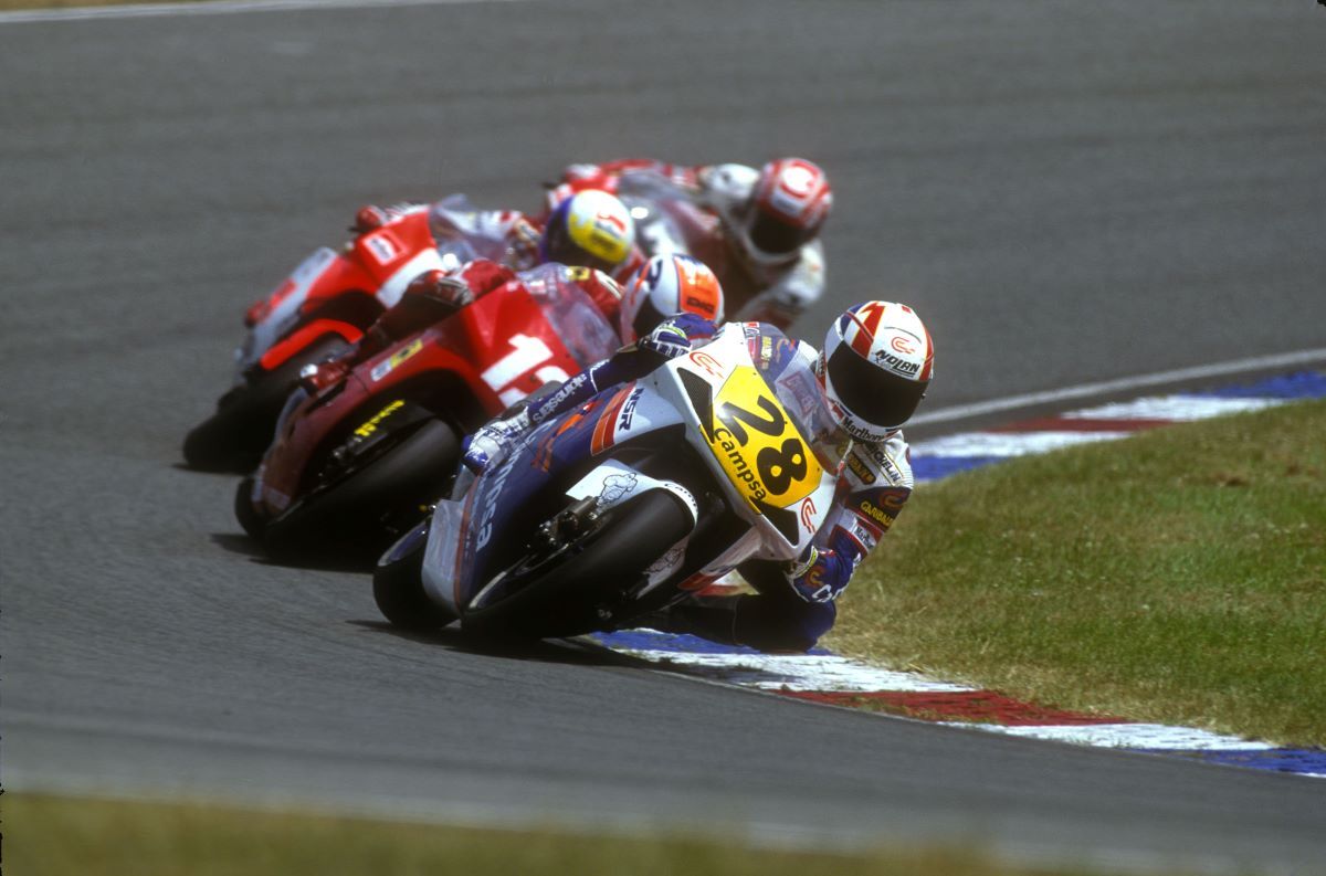 Alex Criville se encamina hacia su primera victoria en 500 cc. Fuente: Gold & Goose