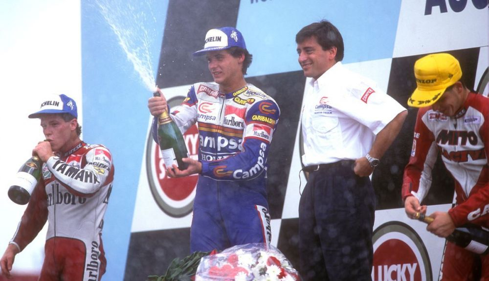 Álex Criville celebra su primera victoria junto a Sito Pons. Fuente: Gold & Goose Álex Criville celebra su primera victoria junto a Sito Pons. Fuente: Gold & Goose