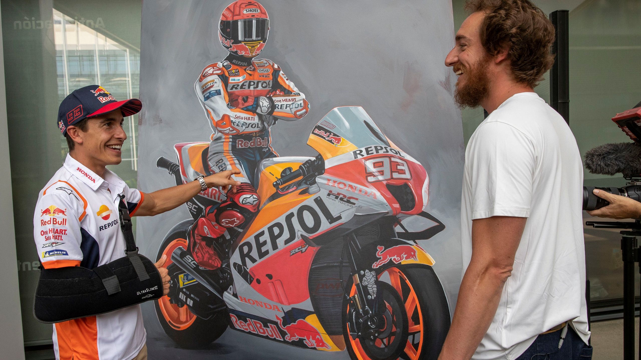 Marc Márquez posa junto a su regalo y el autor del mismo, Manu Campa