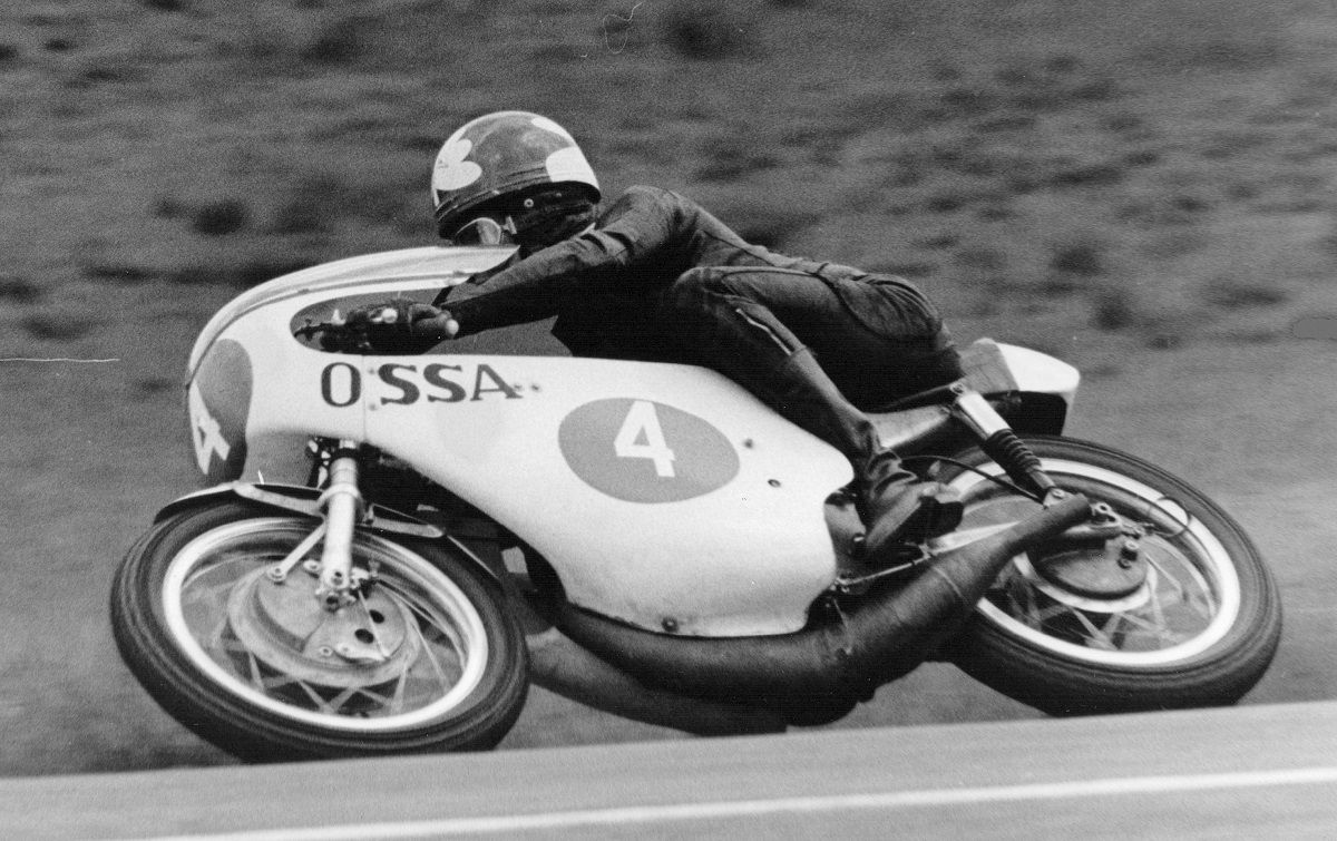Santi Herrero compitiendo con la OSSA de 1969. Fuente: Maurice Büla © FIM