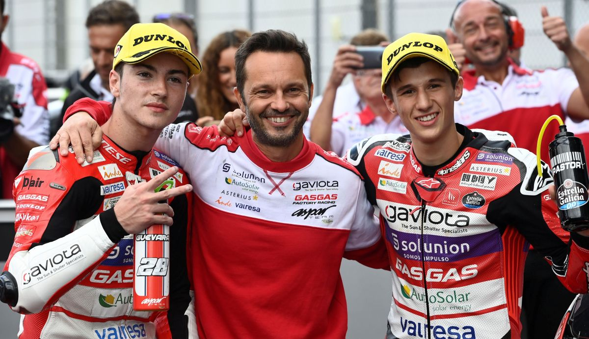 Izan Guevara y Sergio García junto a Gino Borsoi, director deportivo del Aspar Team Izan Guevara y Sergio García junto a Gino Borsoi, director deportivo del Aspar Team