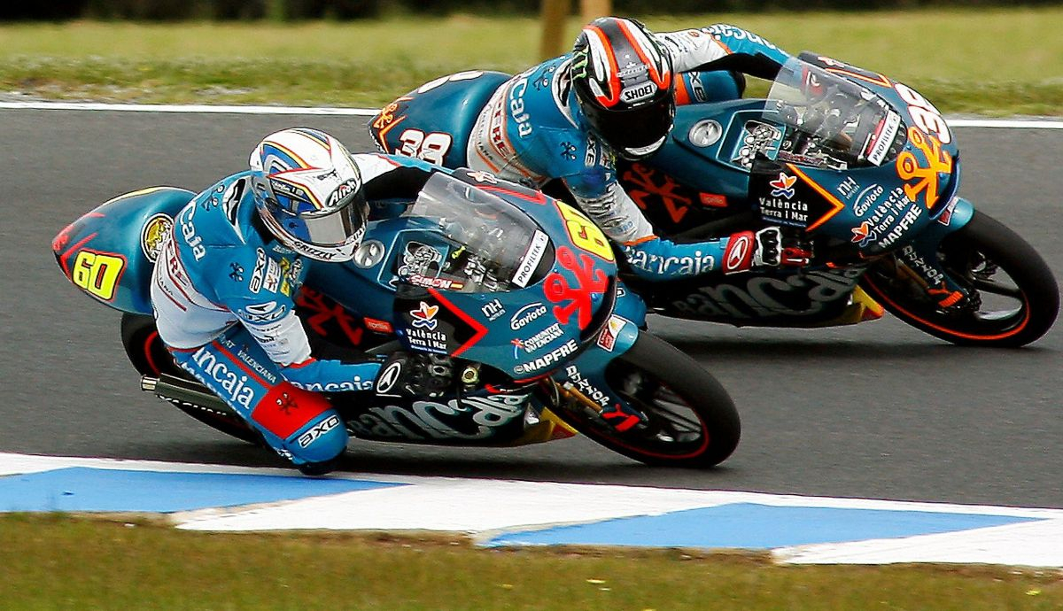Julián Simón supera a su compañero Bradley Smith en 2009, cuando fue campeón mundial de 125cc Julián Simón supera a su compañero Bradley Smith en 2009, cuando fue campeón mundial de 125cc