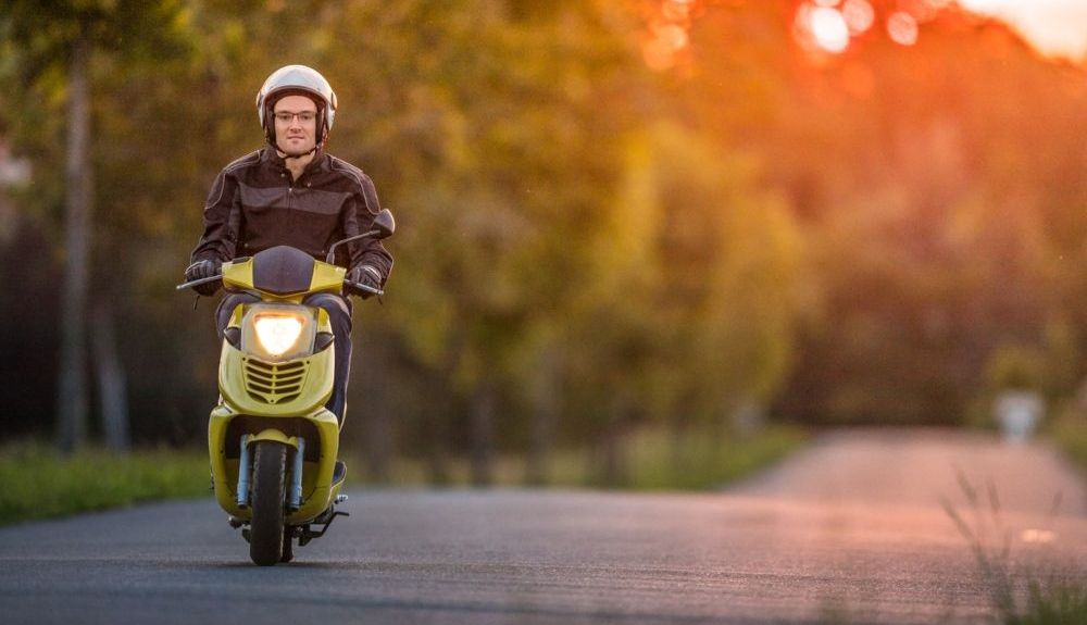 Joven en scooter, modelo que usa el aire forzado como método de refrigeración. Fuente: iStock.com / Kesu01 Joven en scooter, modelo que usa el aire forzado como método de refrigeración. Fuente: iStock.com / Kesu01