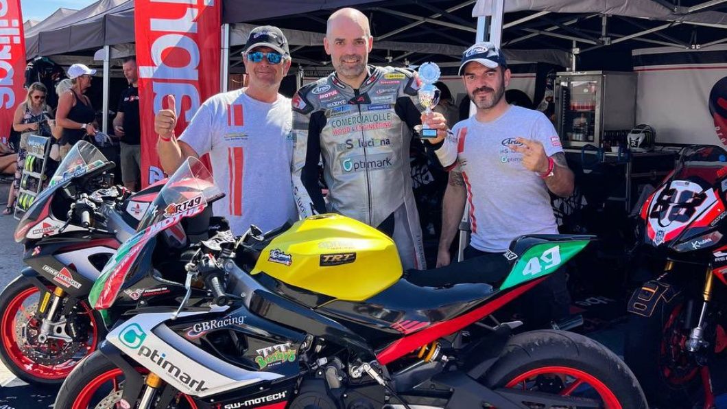 Raül Torras con el trofeo por el tercer puesto de la Aprilia RS660 Dealer Cup en Chimay