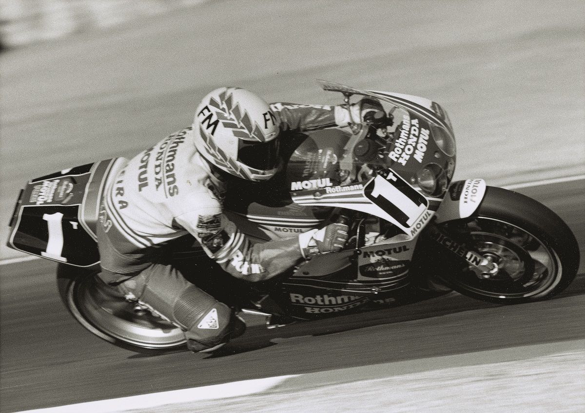 Alex Vieira en una carrera de resistencia en 1990 sobre una Honda. Fuente: Maurice Büla © FIM