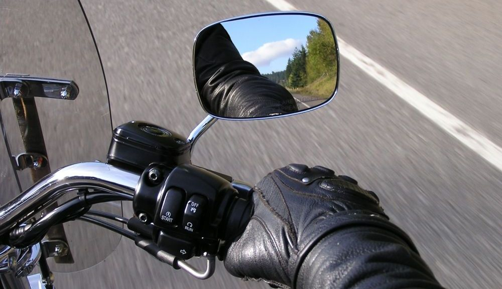 Acelerando una moto, gesto donde nota más la inyección electrónica. Fuente: iStock.com/ jashlock Acelerando una moto, gesto donde nota más la inyección electrónica. Fuente: iStock.com/ jashlock