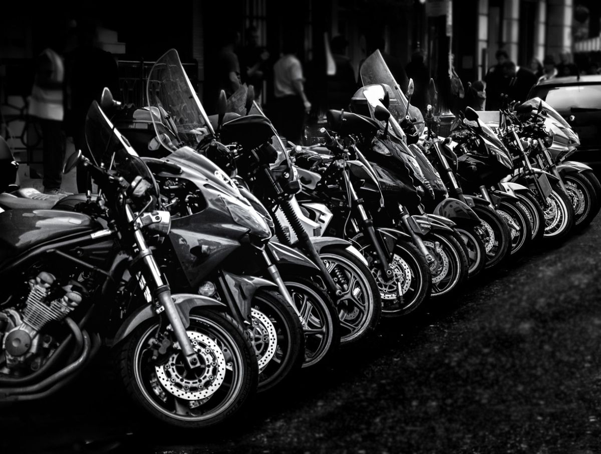 Motos actuales, la mayoría de las cuales cuentan con un sistema de inyección electrónica. Fuente: iStock.com/ Phil Joseph