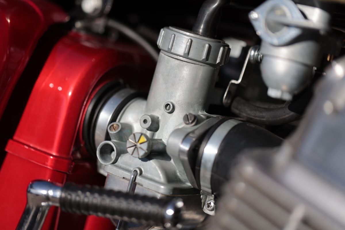 Imagen de un carburador de una moto vintage. Fuente: iStock.com/ deepblue4you