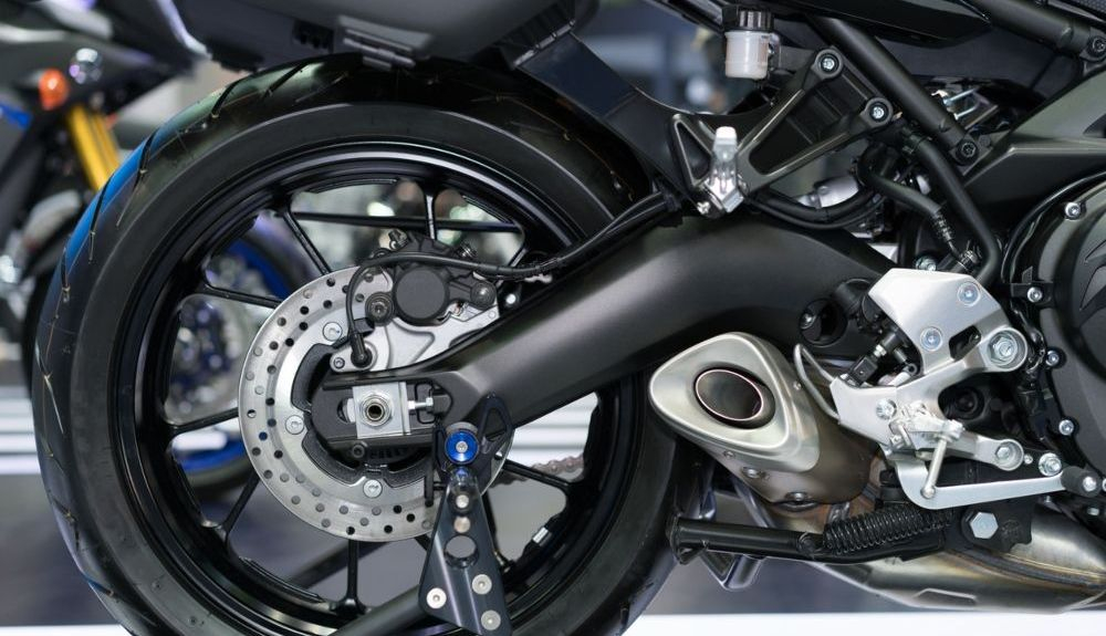 Rueda trasera de una moto, uno de los elementos de la transmisión por cadena. Fuente: iStock.com / Sushiman Rueda trasera de una moto, uno de los elementos de la transmisión por cadena. Fuente: iStock.com / Sushiman
