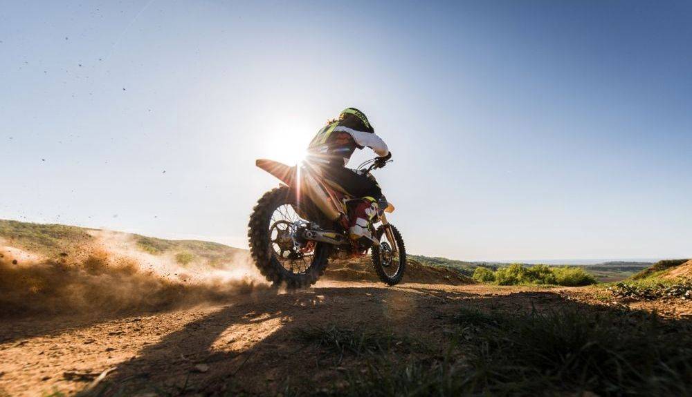 Moto por un terreno abrupto, donde funciona muy bien la suspensión. Fuente: iStock.com/ skynesher Moto por un terreno abrupto, donde funciona muy bien la suspensión. Fuente: iStock.com/ skynesher