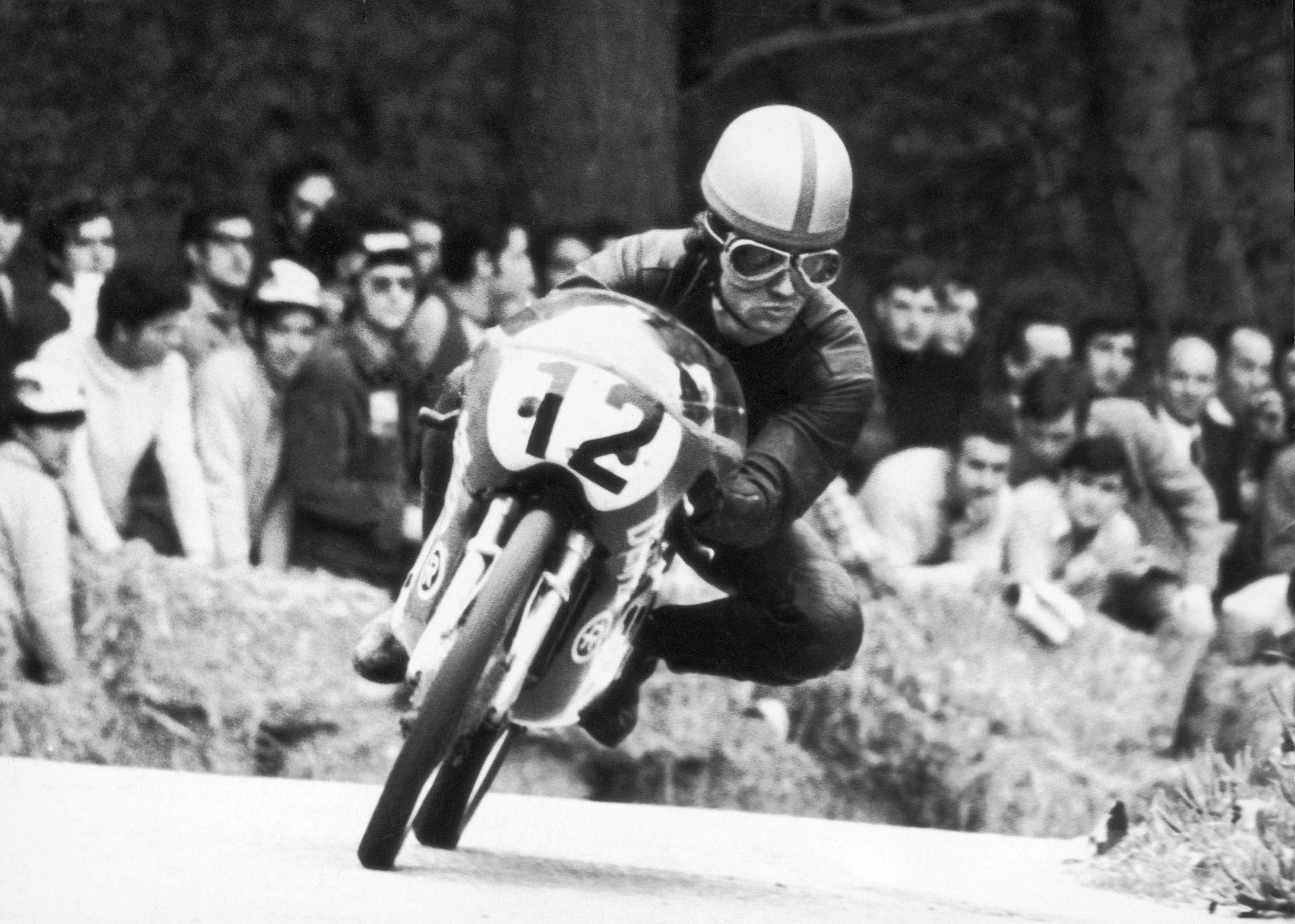 Joan Parés con la Derbi 50.