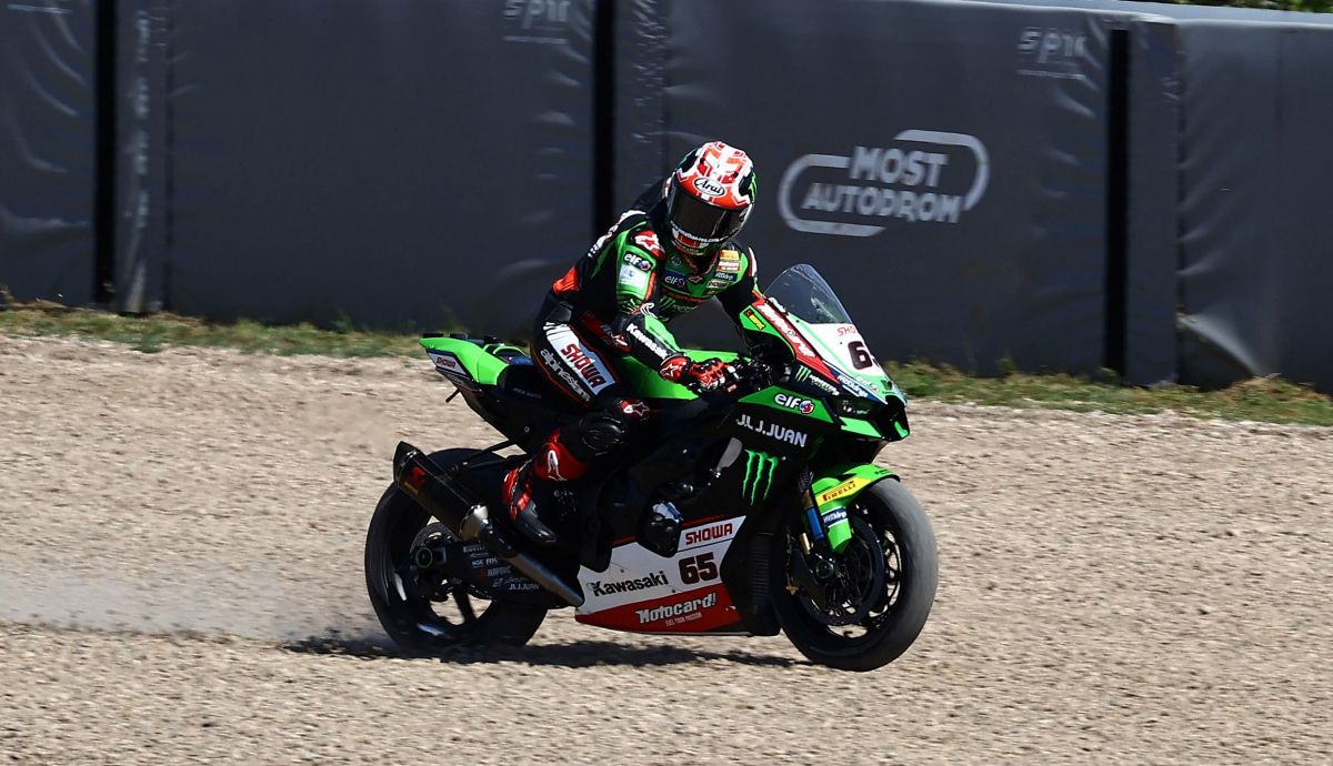 Jonathan Rea por la grava en la última vuelta Jonathan Rea por la grava en la última vuelta