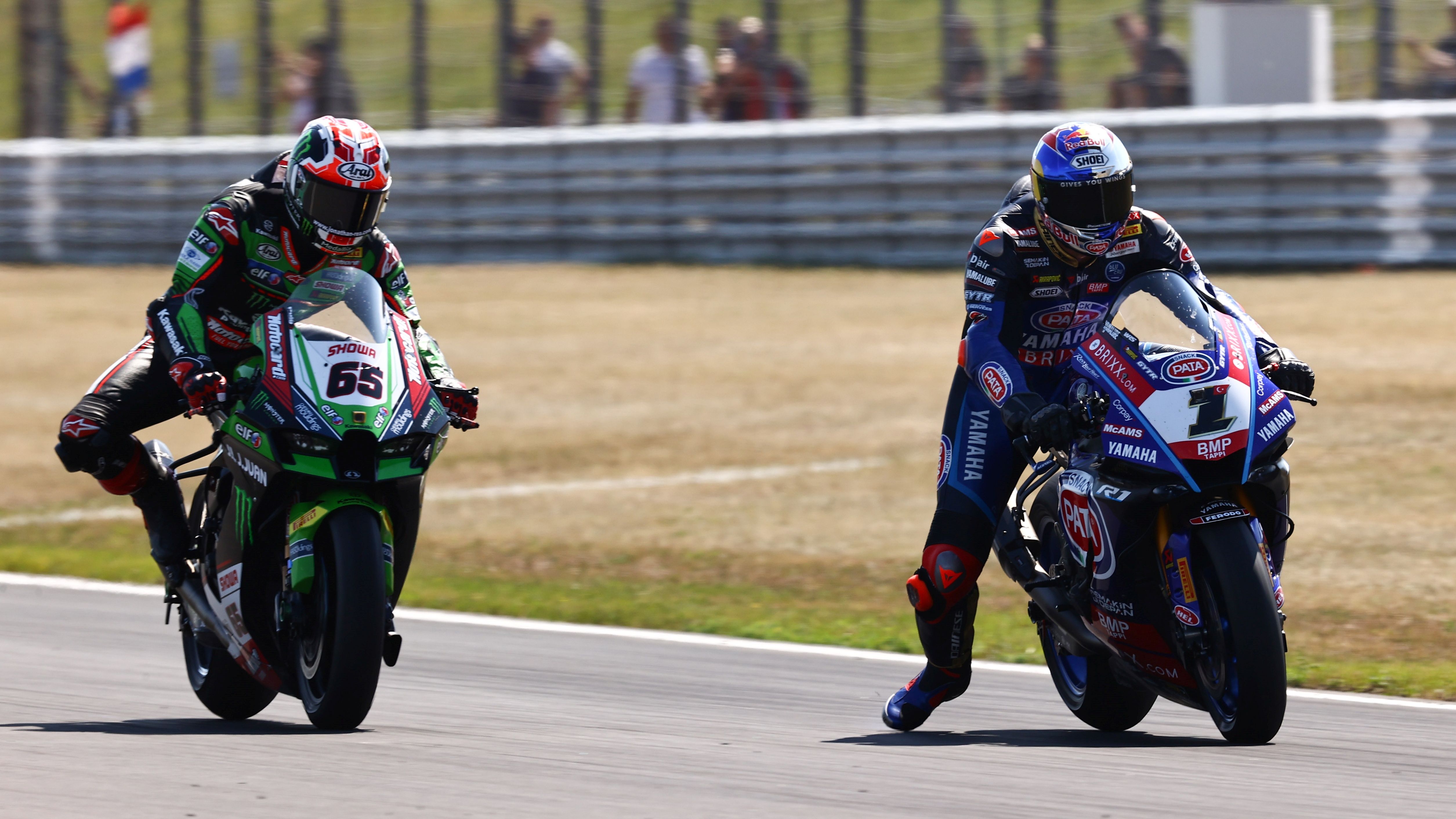 Toprak Razgatlioglu frenando delante de Jonathan Rea