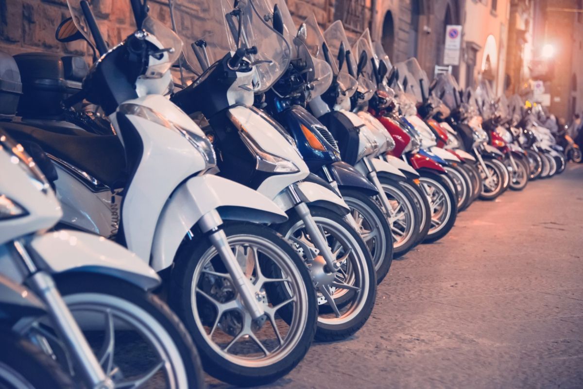 Las scooters suelen llevar transmisión por correa. Fuente: iStock / kamisoka