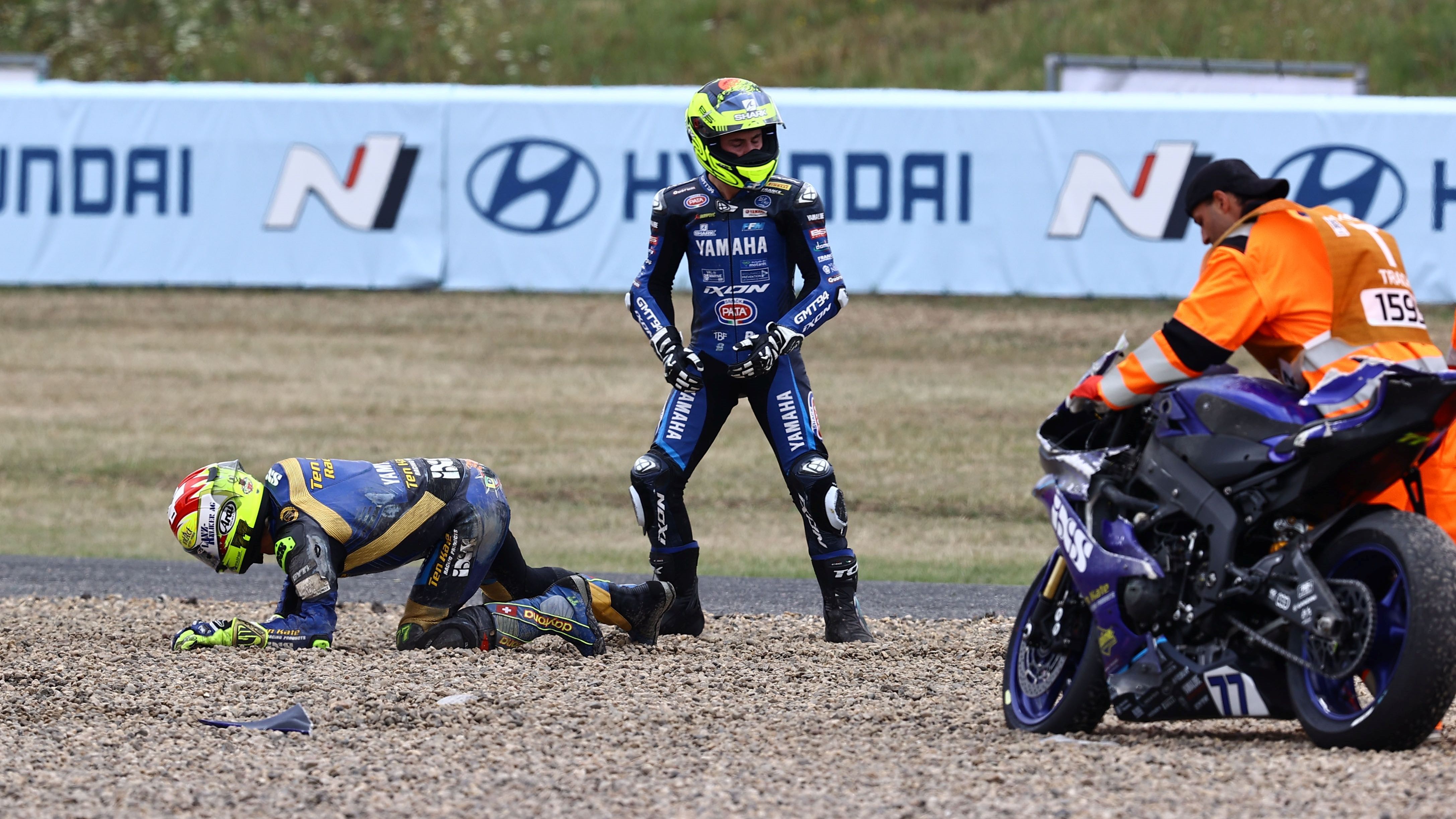 Dominique Aegerter simula estar herido 03
