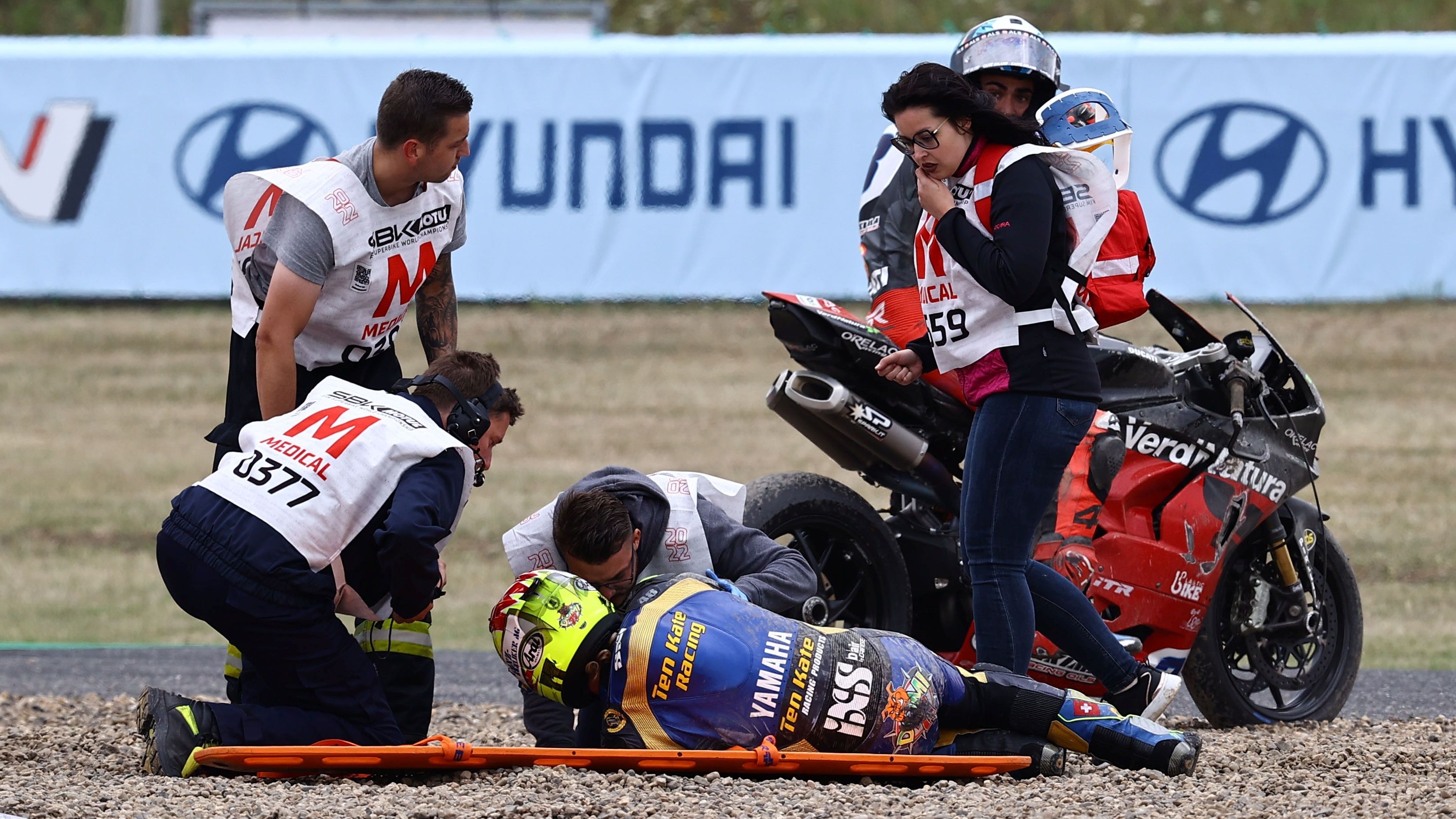 Dominique Aegerter simula estar herido 04