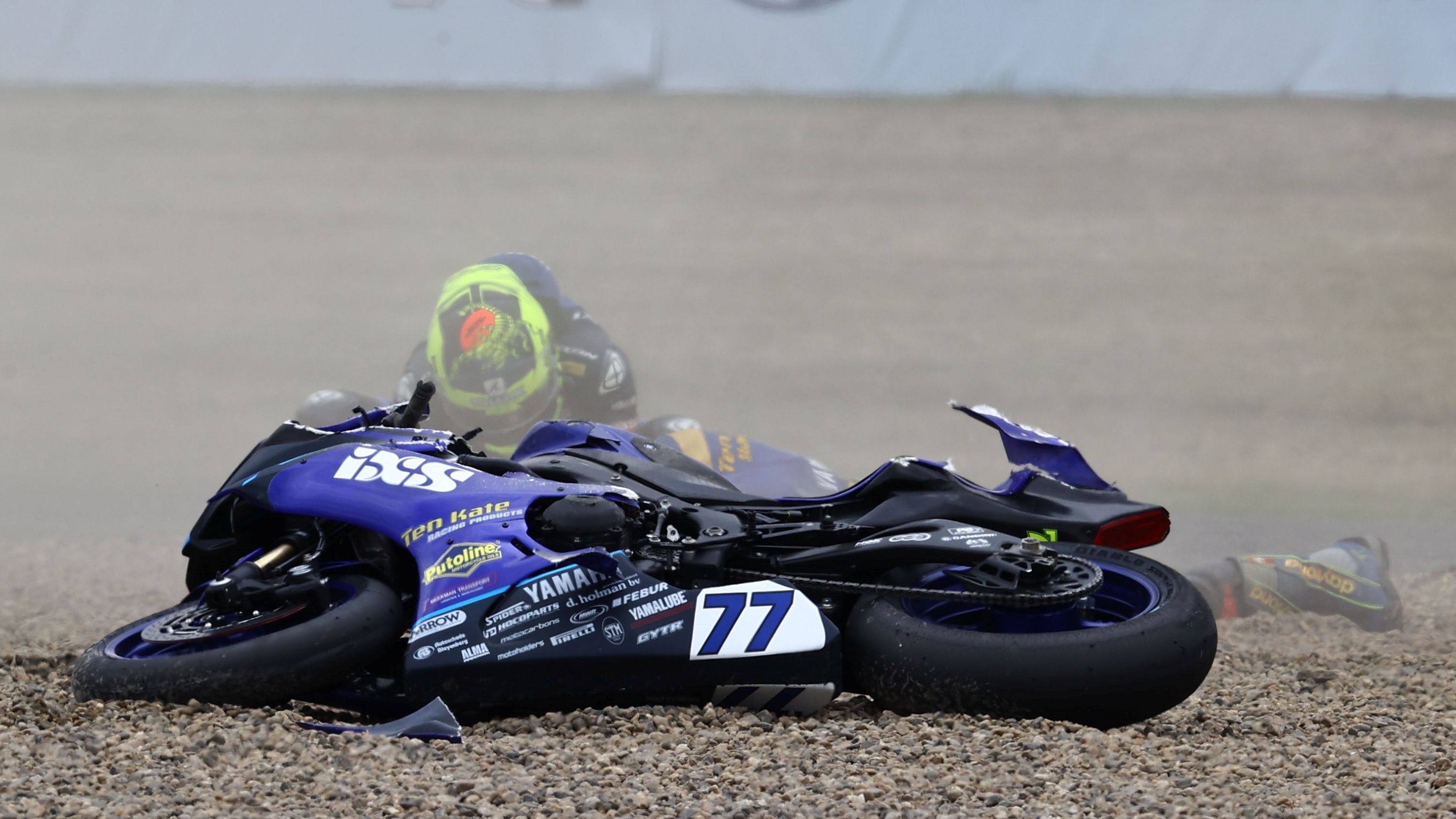 Dominique Aegerter simula estar herido 06
