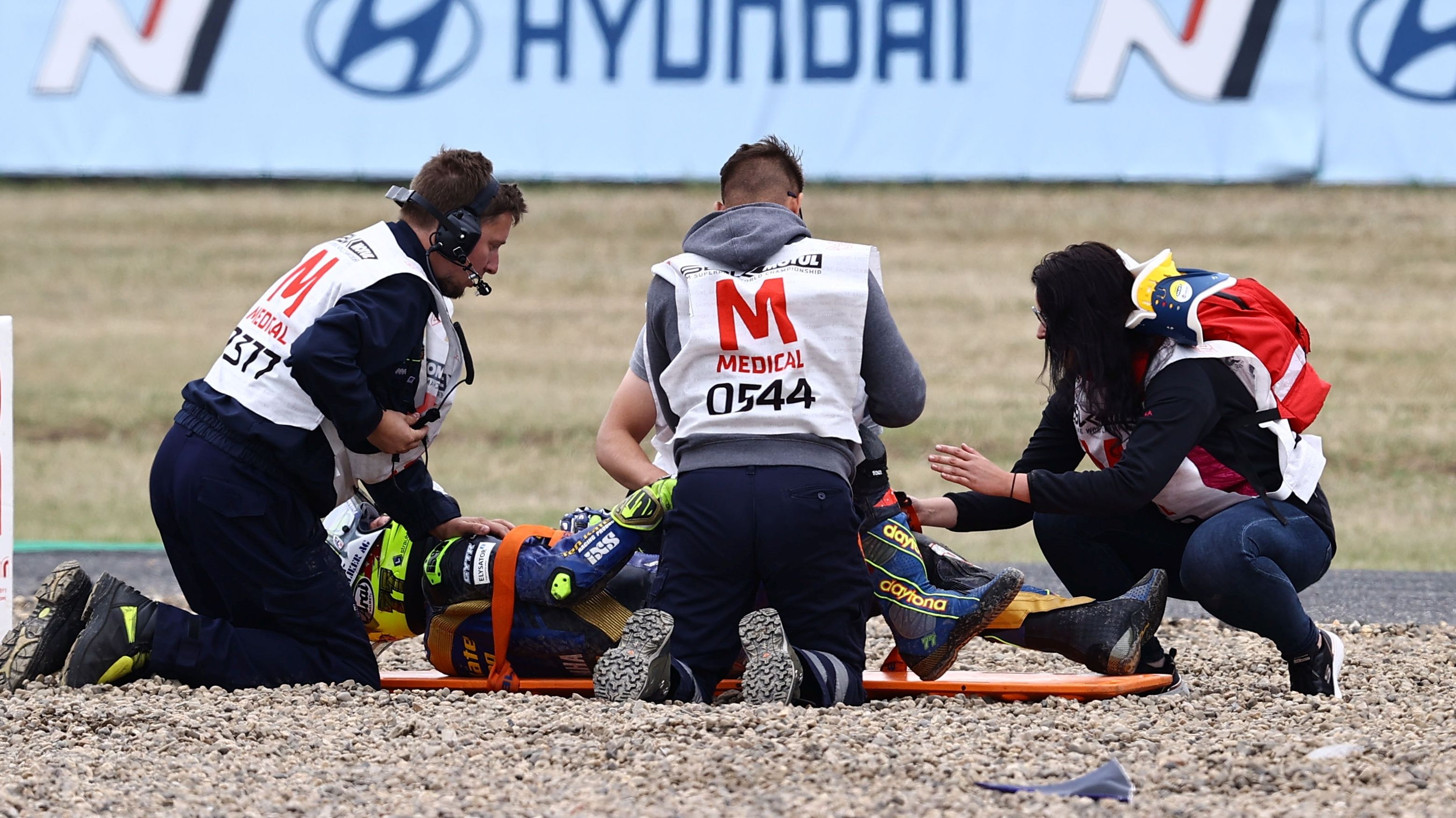 Dominique Aegerter simula estar herido 07