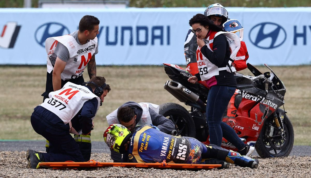 Dominique Aegerter simula estar herido pero se niega a subirse a la camilla Dominique Aegerter simula estar herido pero se niega a subirse a la camilla