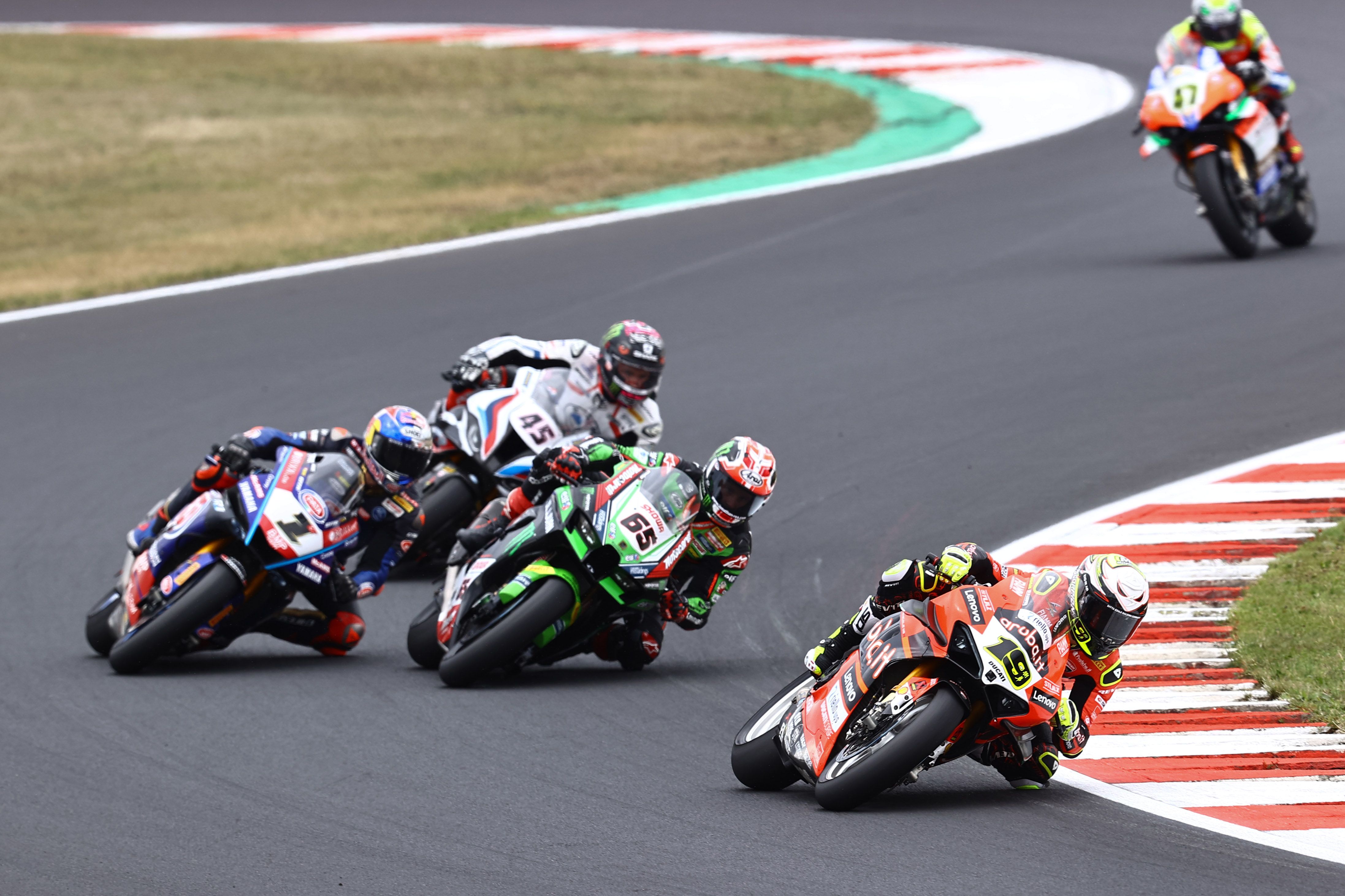 Álvaro Bautista lidera y Jonathan Rea supera a Toprak Razgatlioglu ante Scott Redding, WSBK Most 2022