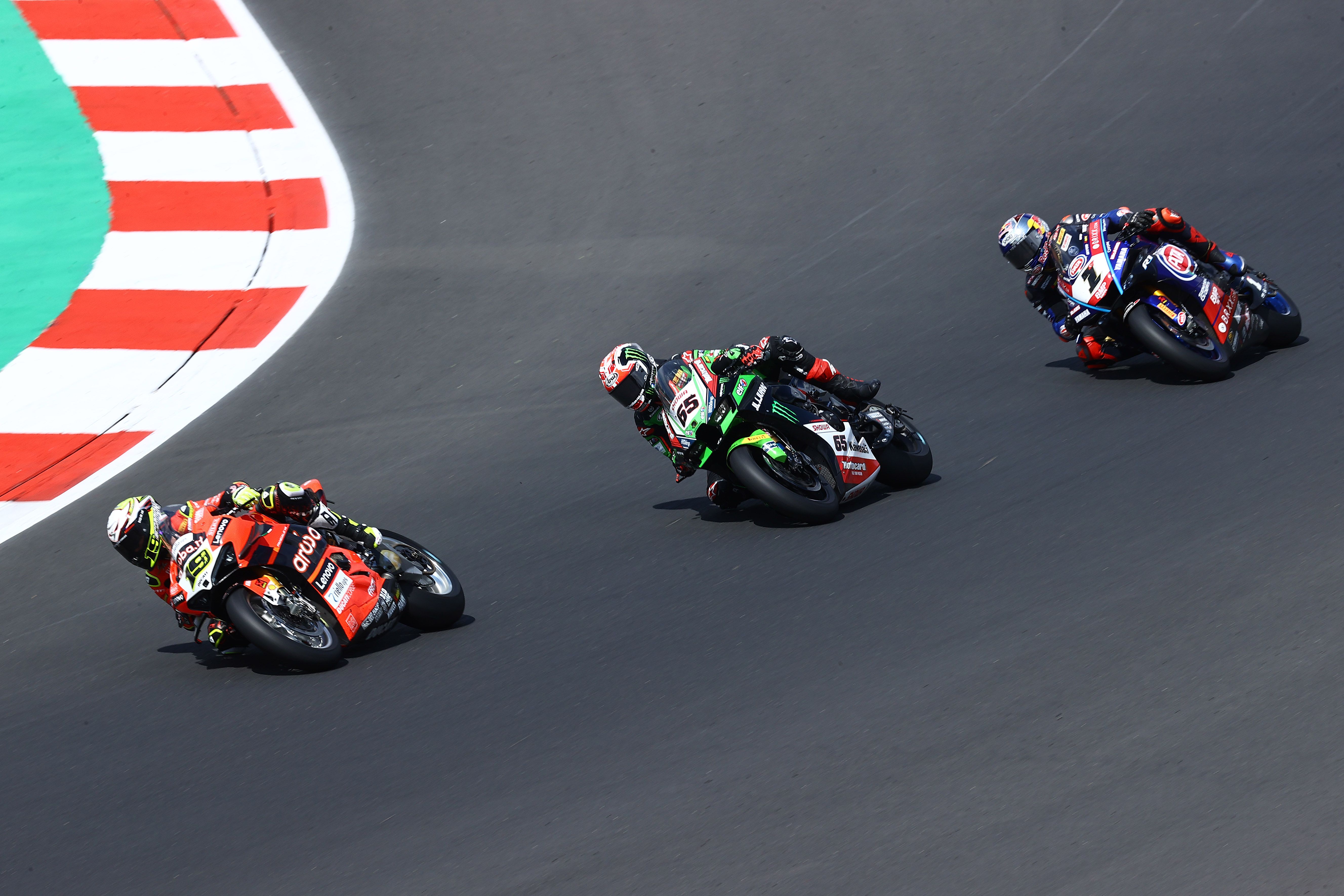 Álvaro Bautista seguido por Jonathan Rea y Toprak Razgatlioglu, WSBK Most 2022