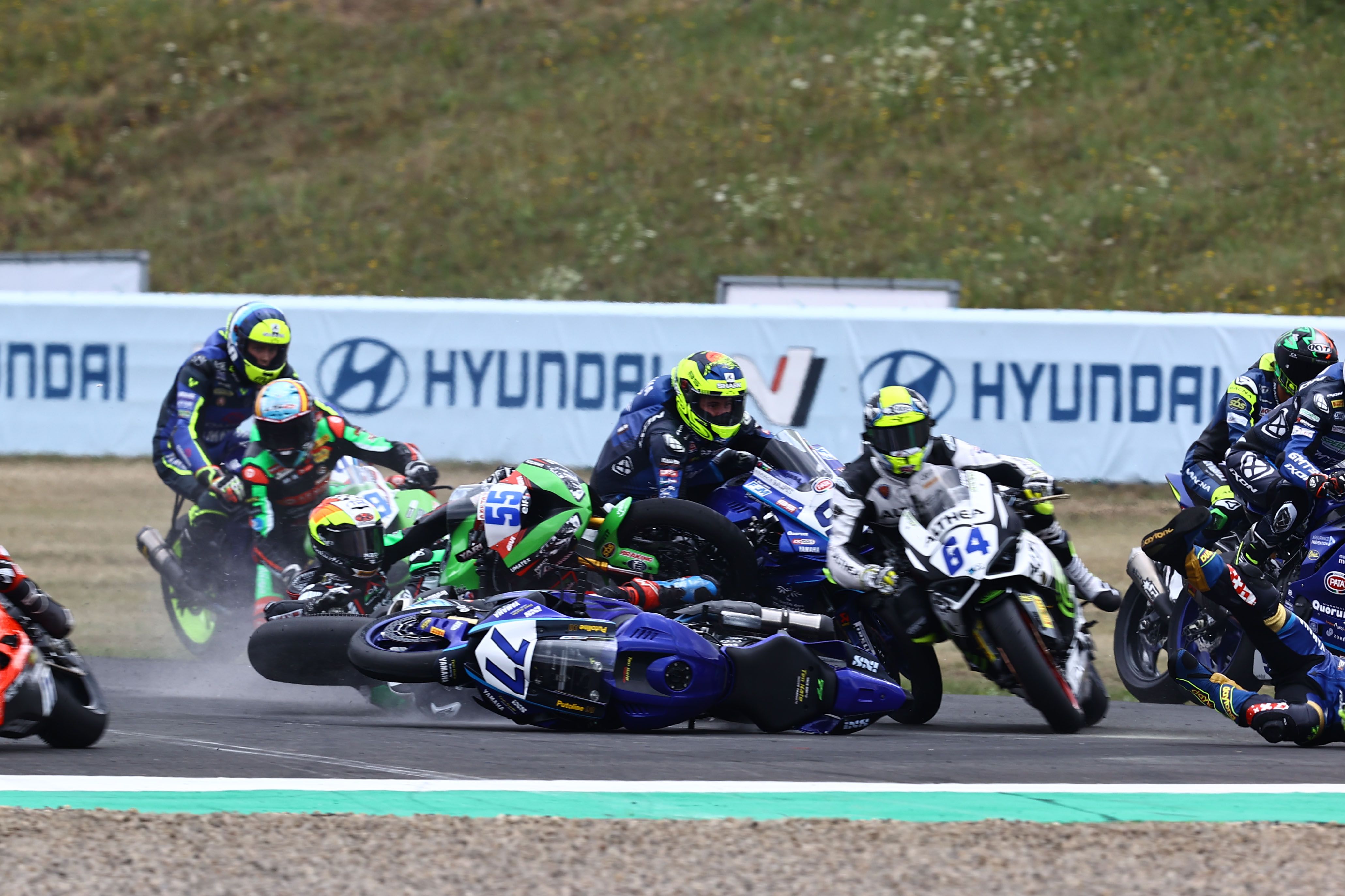 Caída múltiple en la primera curva con Dominique Aegerter implicado, WSS Most 2022