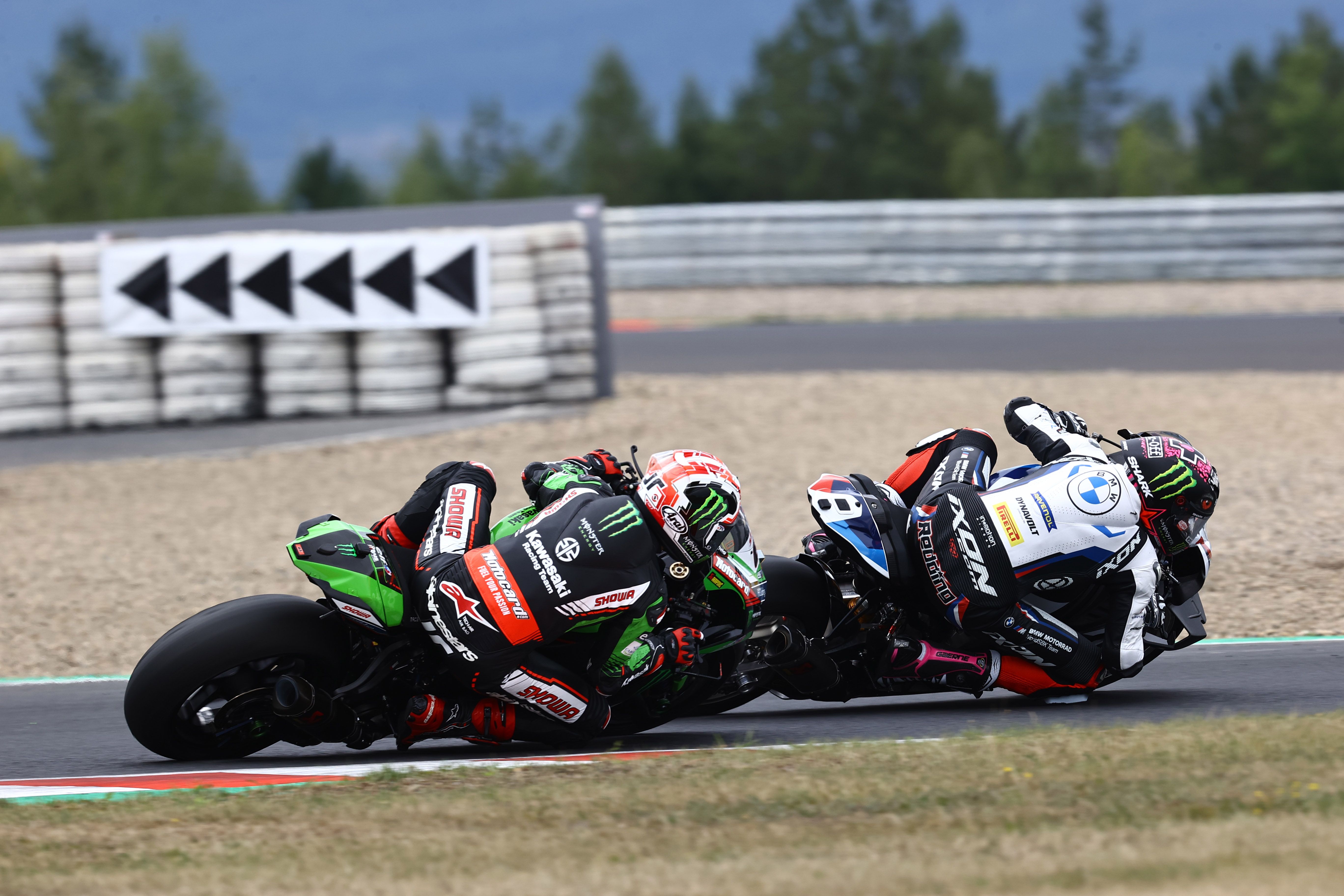 Jonathan Rea busca el interior para pasar a Scott Redding, WSBK Most 2022