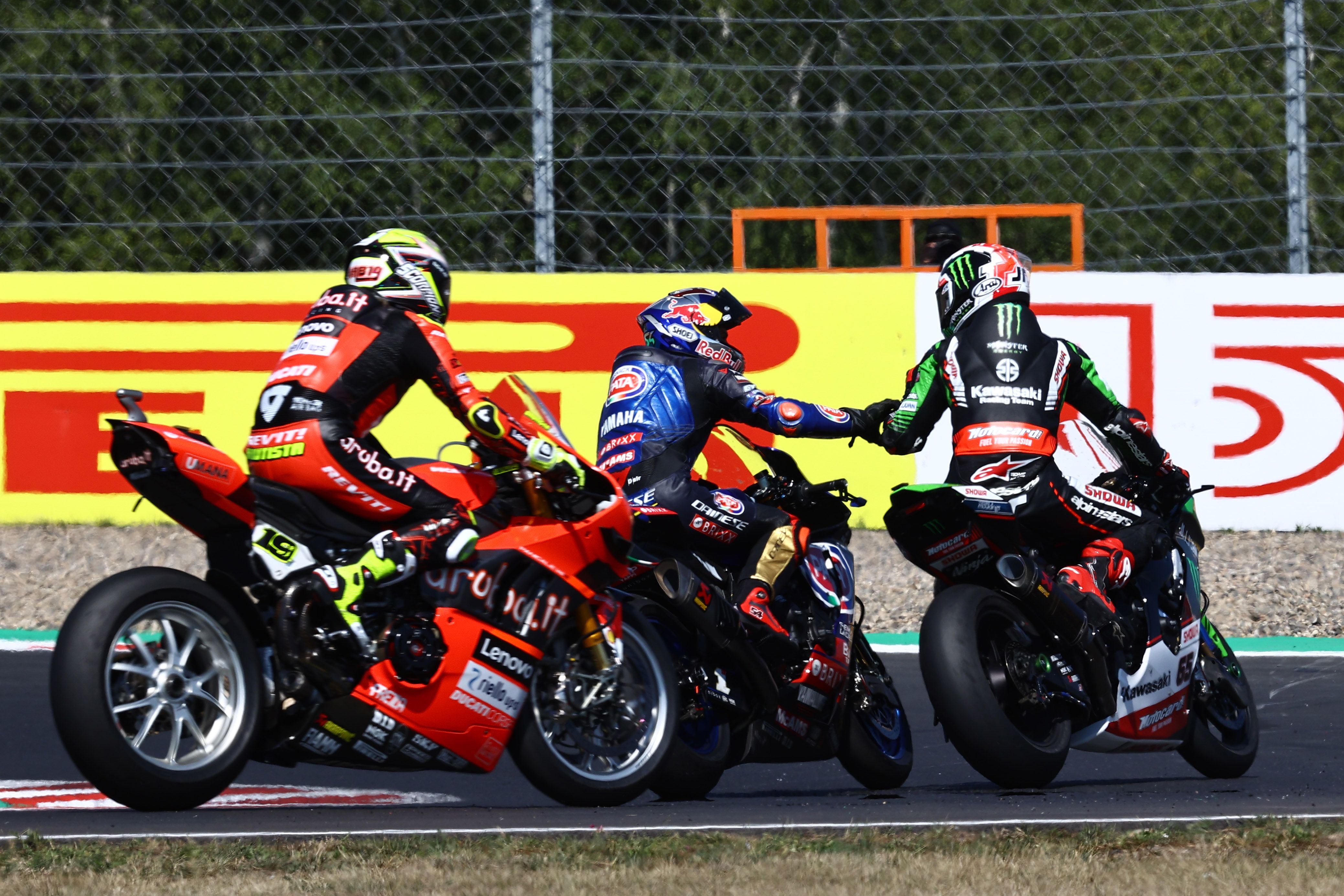 Jonathan Rea felicita a Toprak Razgatlioglu en presencia de Álvaro Bautista, WSBK Most 2022