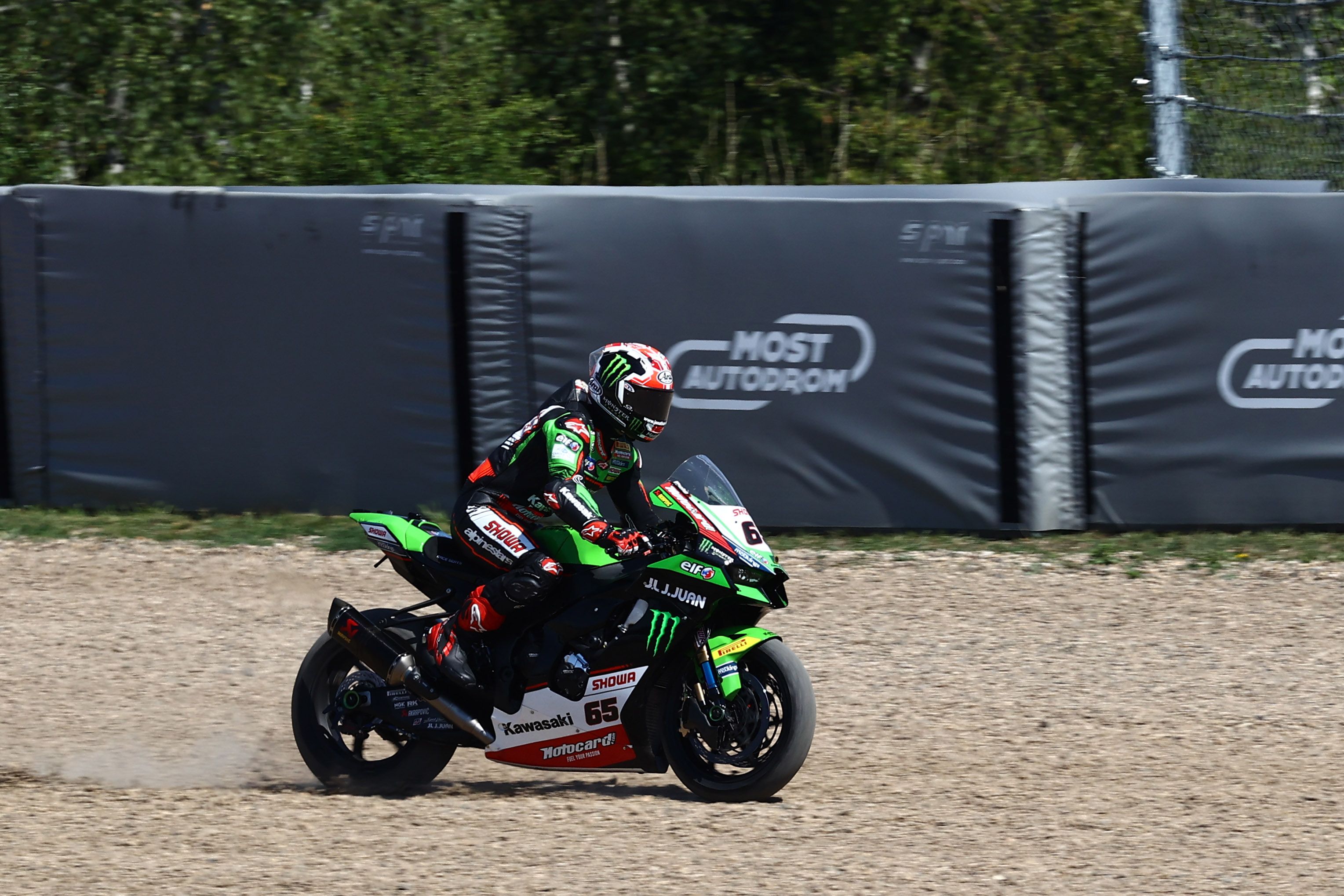 Jonathan Rea se va por la grava en la última vuelta, WSBK Most 2022