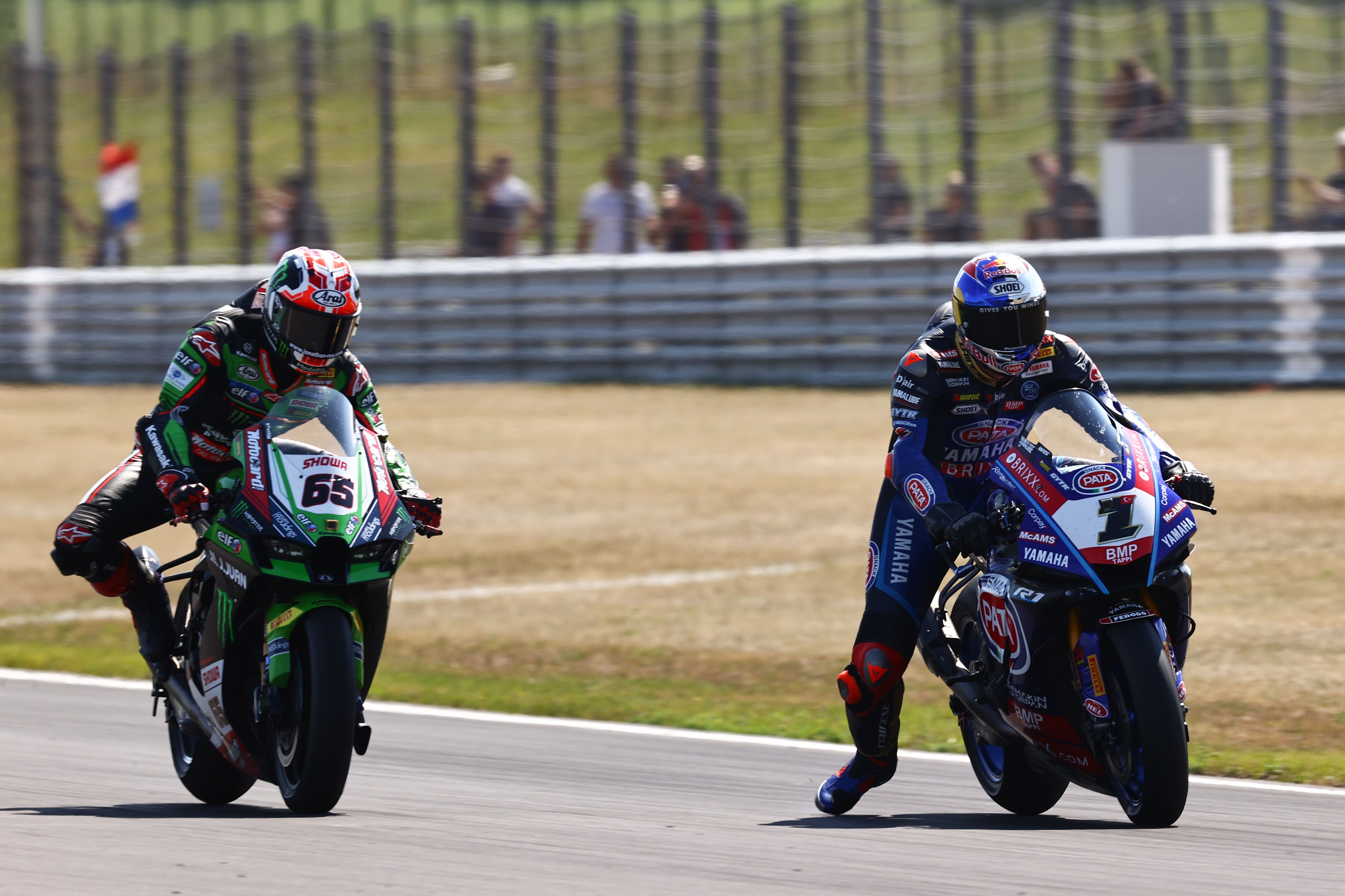 Jonathan Rea y Toprak Razgatlioglu frenando en paralelo, WSBK Most 2022