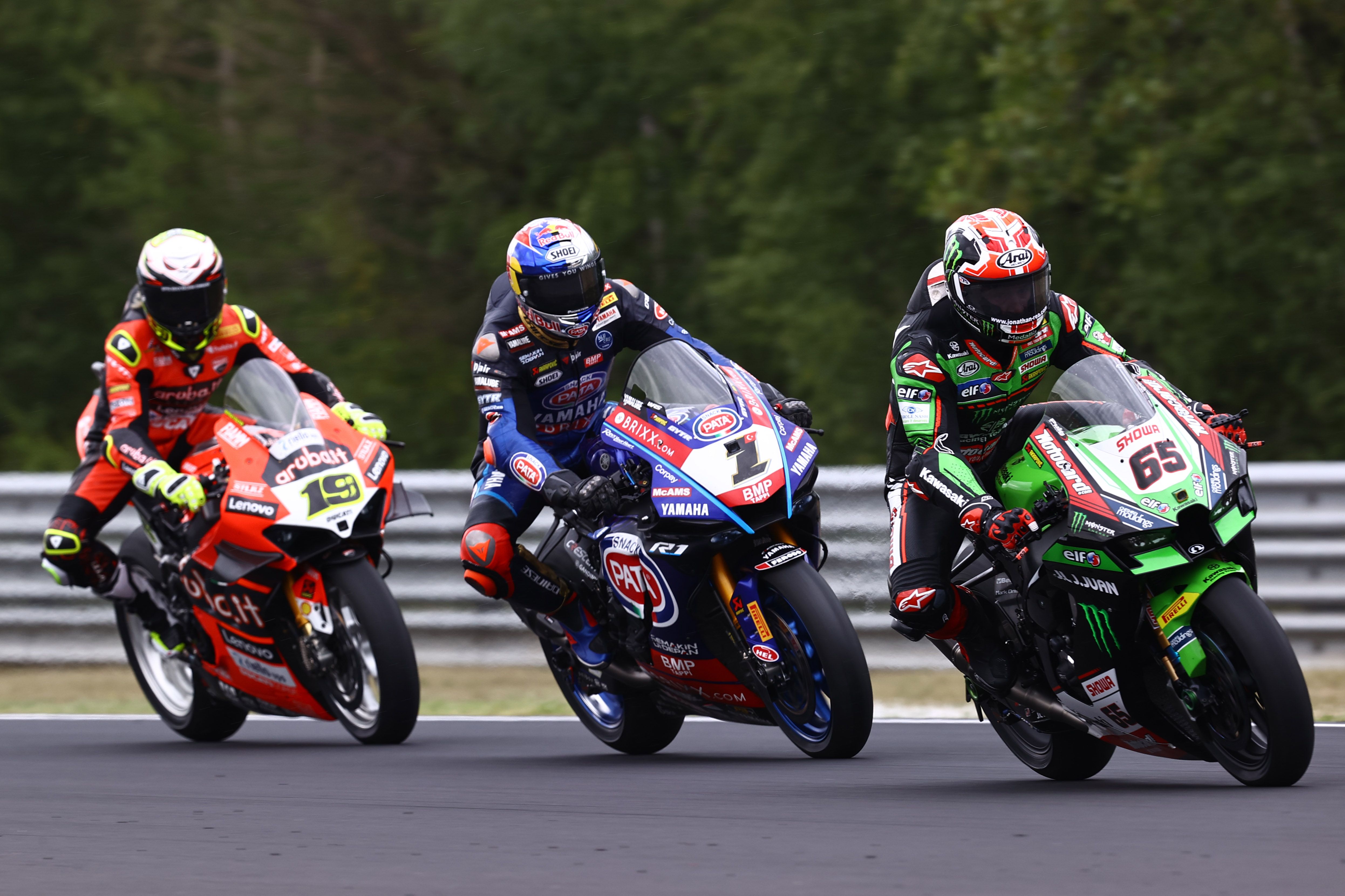 Jonathan Rea, Toprak Razgatlioglu y Álvaro Bautista frenando al mismo tiempo, WSBK Most 2022