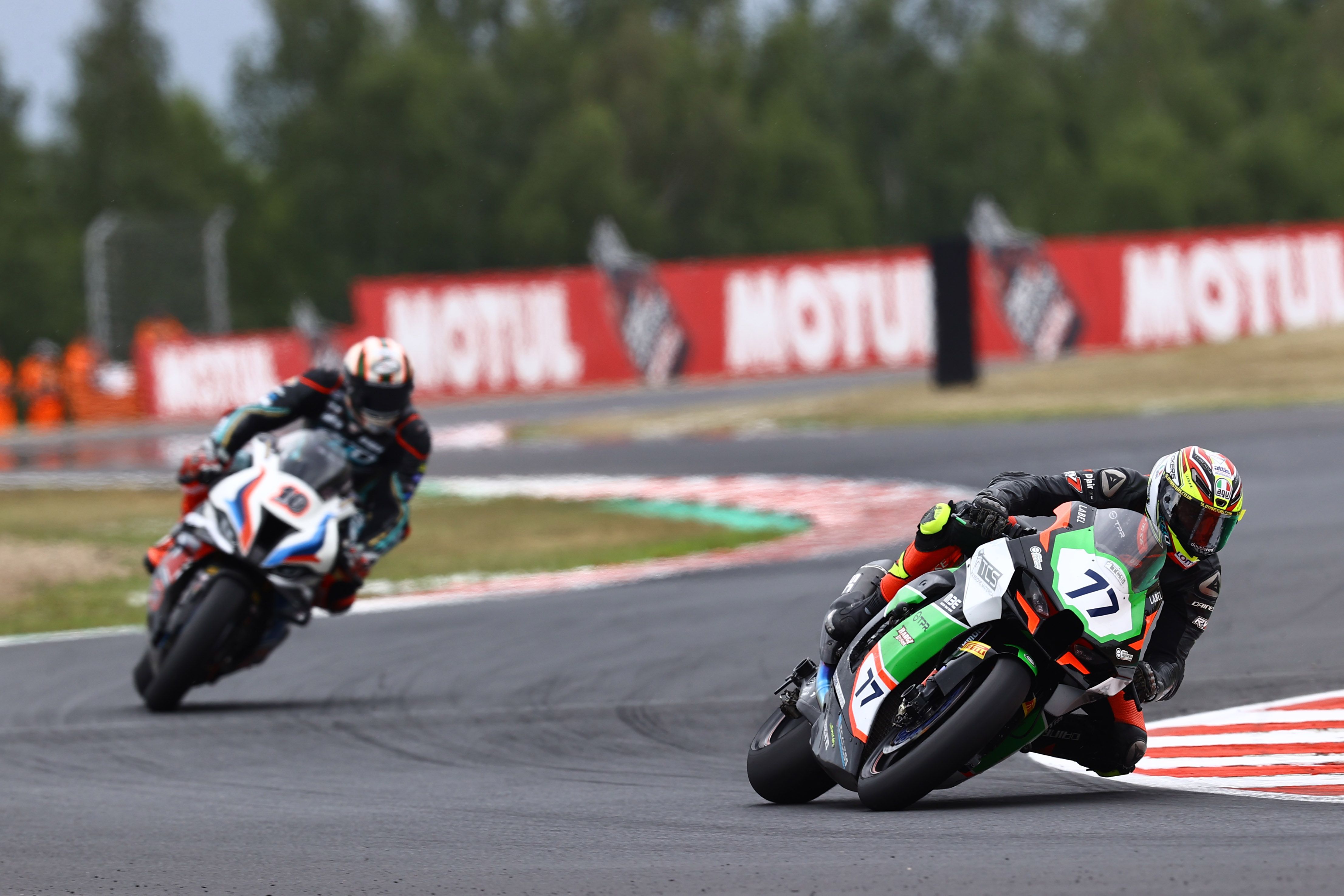 Ryan Vickers delante de Peter Hickman, WSBK Most 2022