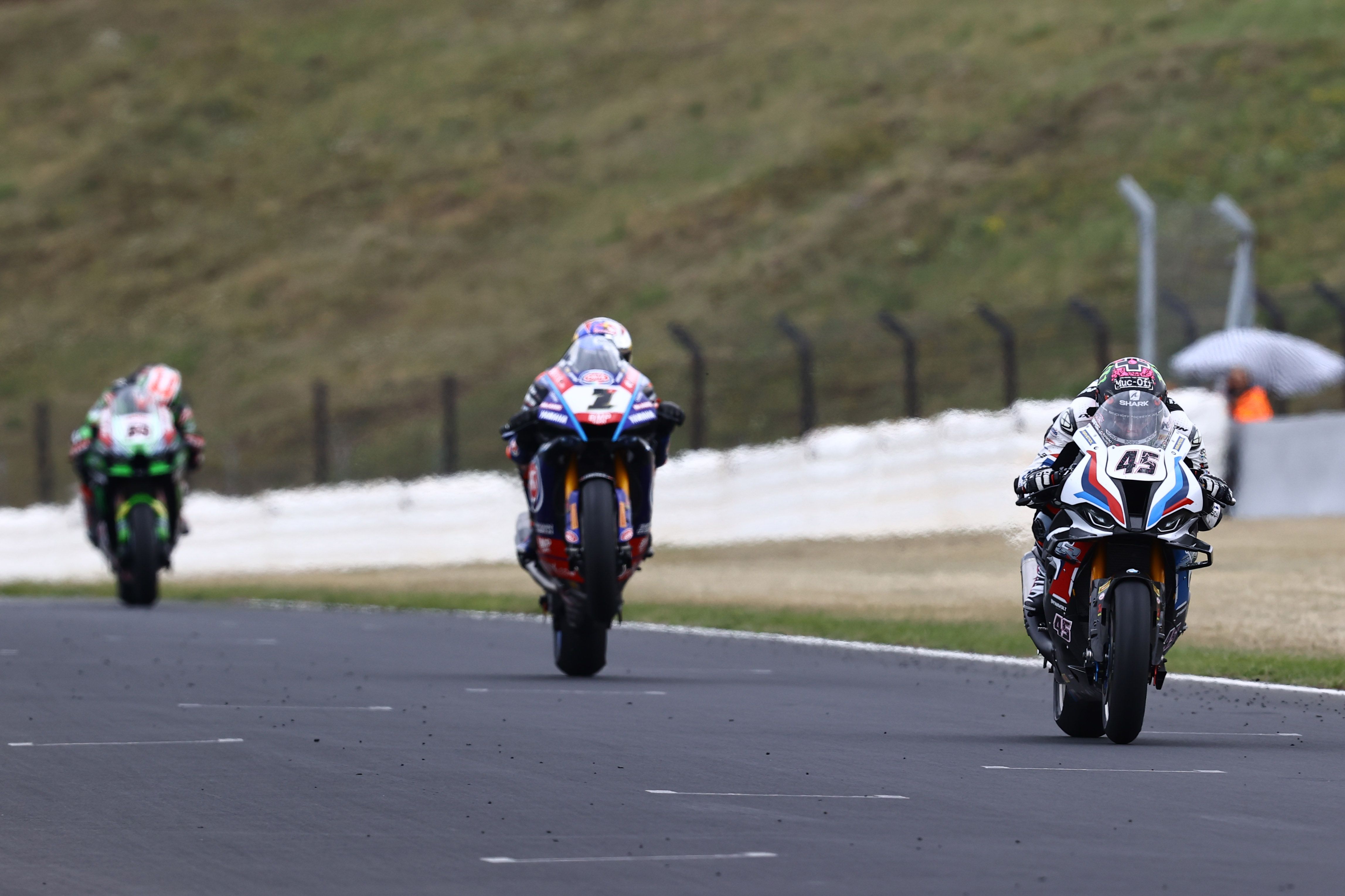 Scott Redding perseguido por Toprak Razgatlioglu y Jonathan Rea, WSBK Most 2022