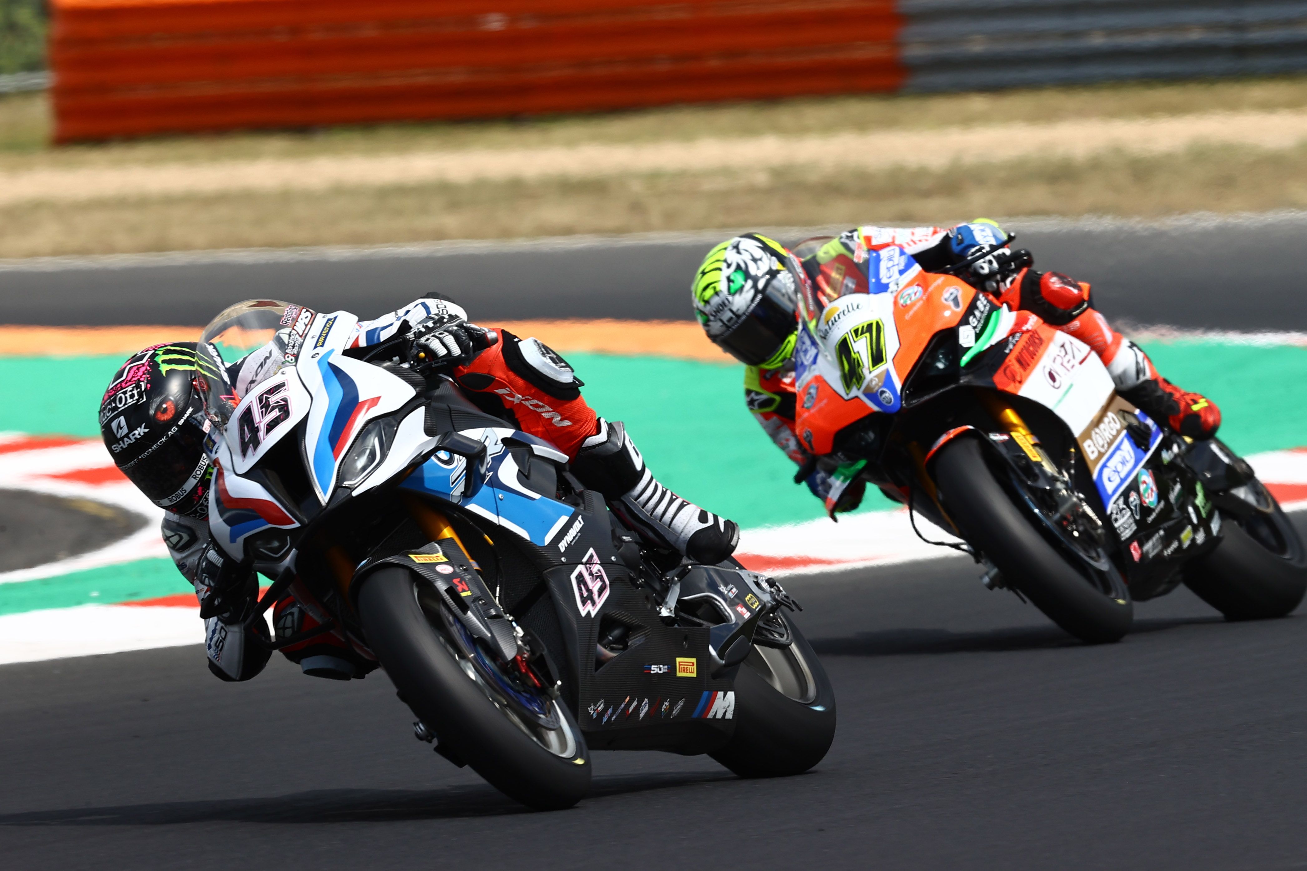 Scott Redding seguido por Axel Bassani, WSBK Most 2022