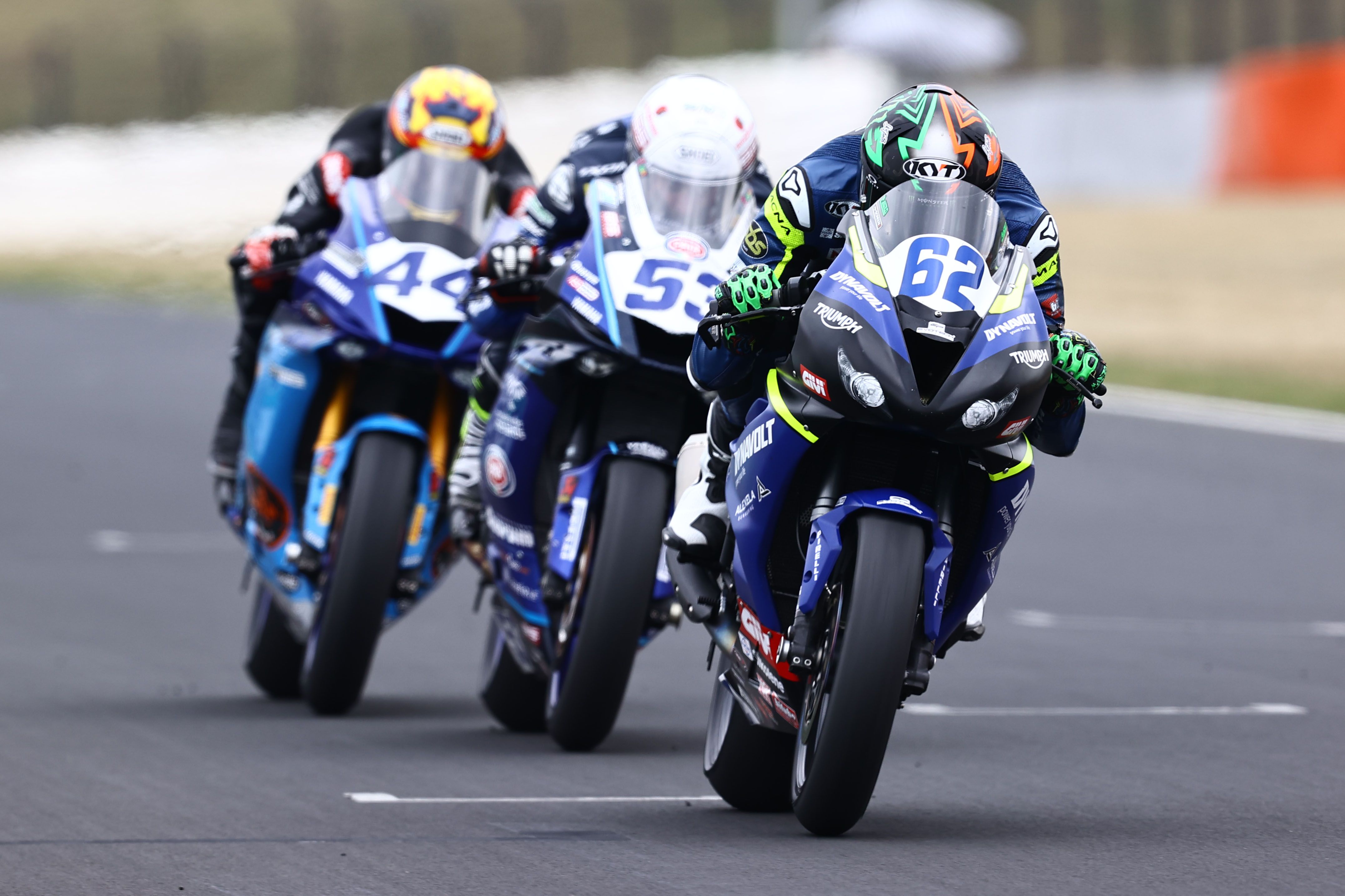 Stefano Manzi seguido por Valentin Debise y Steven Odendaal, WSS Most 2022