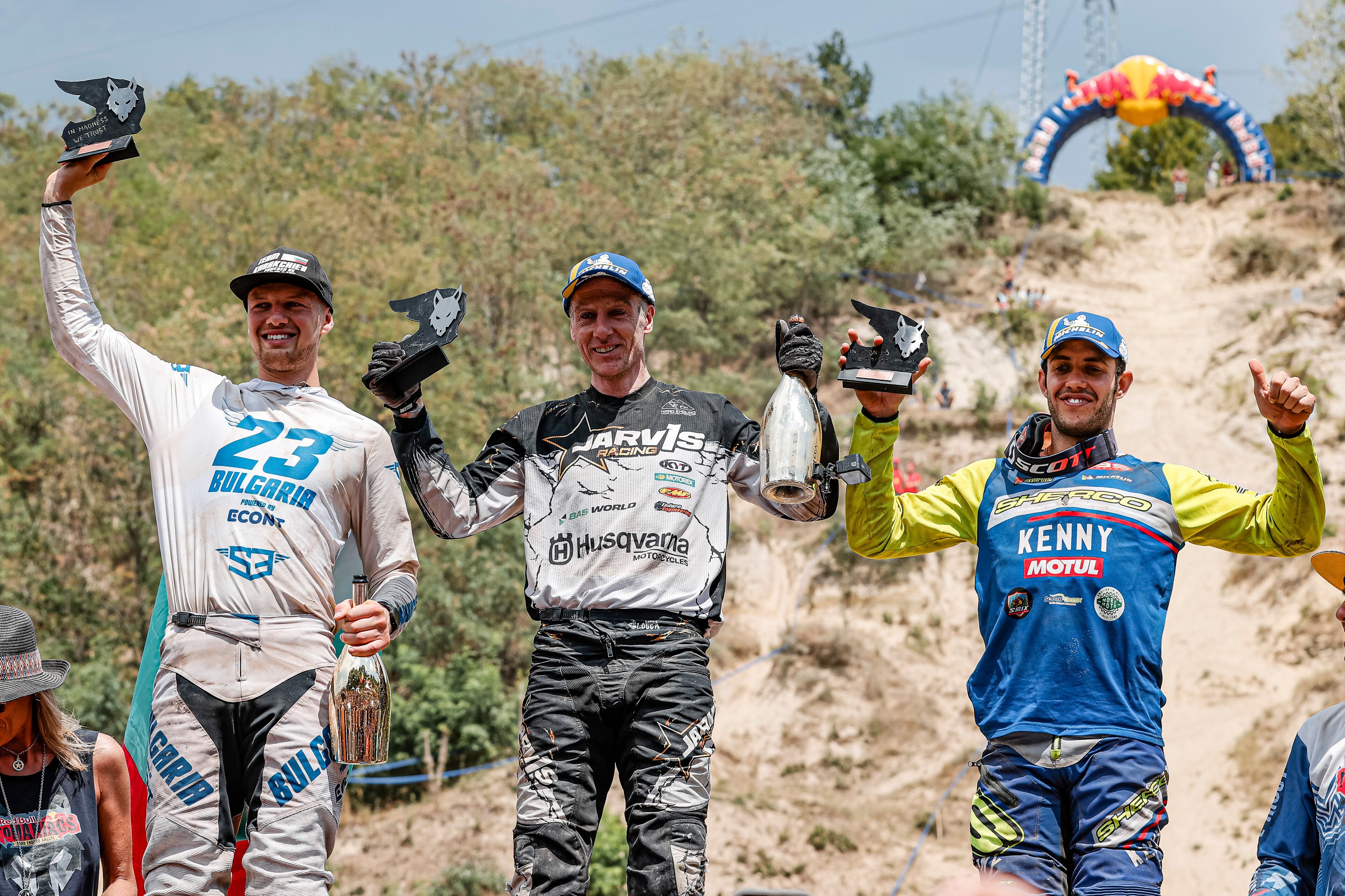 Podio Red Bull Romaniacs 2022: Jarvis, Kabackchiev, Román.