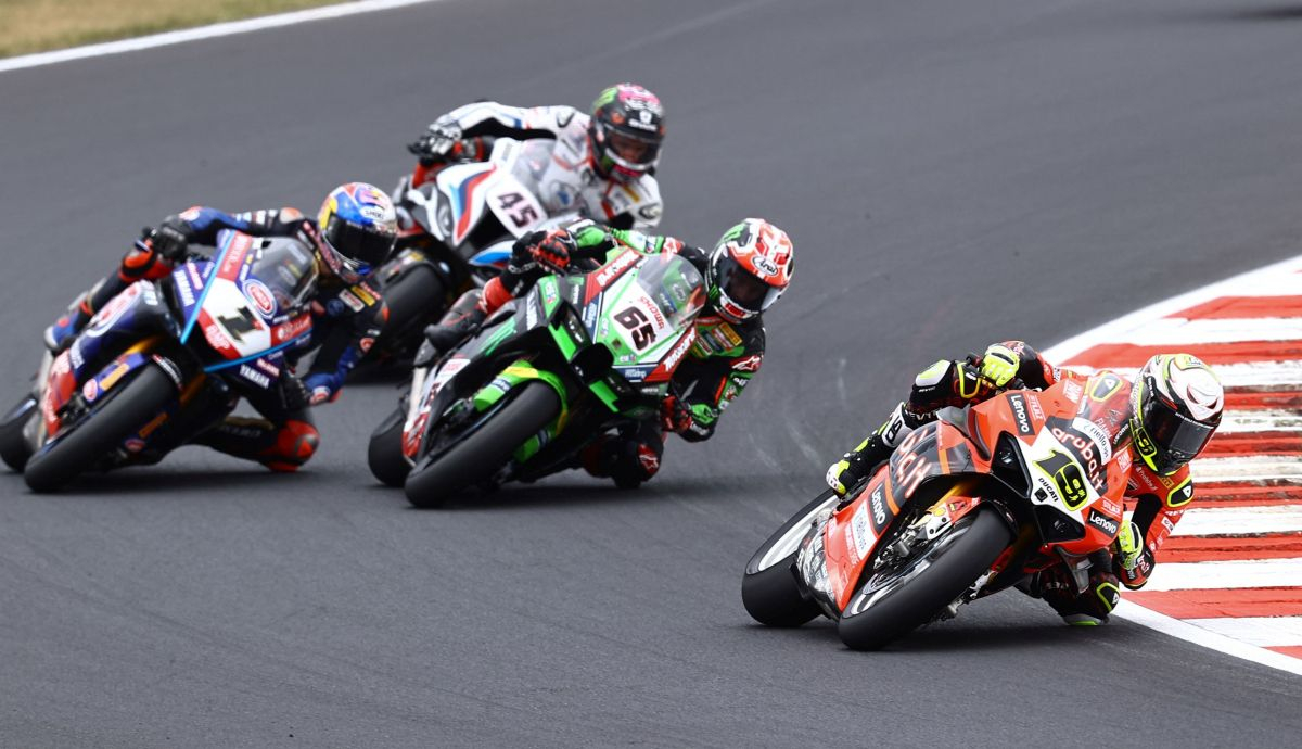 Álvaro Bautista lidera y Jonathan Rea supera a Toprak Razgatlioglu ante Scott Redding Álvaro Bautista lidera y Jonathan Rea supera a Toprak Razgatlioglu ante Scott Redding