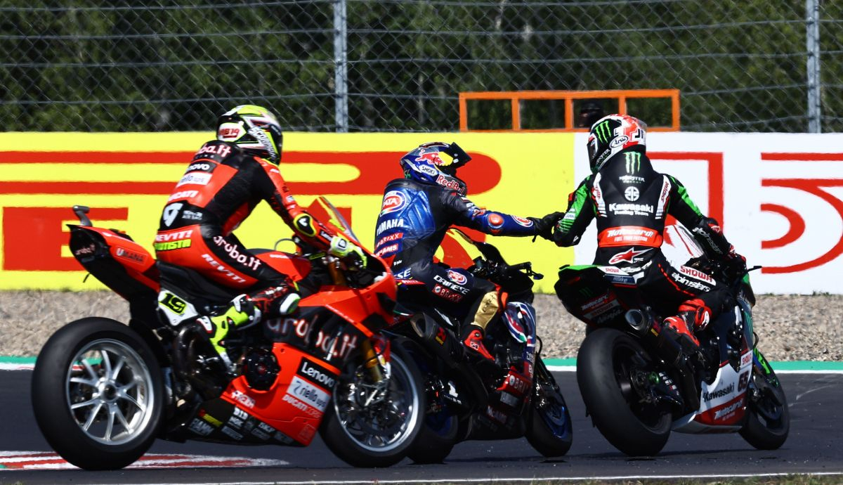 Jonathan Rea felicita a Toprak Razgatlioglu en presencia de Álvaro Bautista Jonathan Rea felicita a Toprak Razgatlioglu en presencia de Álvaro Bautista