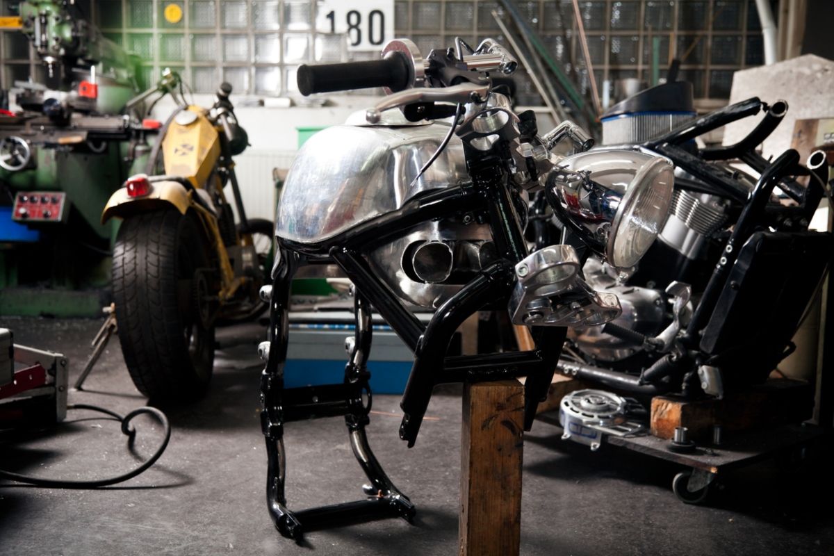 Imagen de un chasis de moto en un taller. Fuente: iStock.com/ nullplus