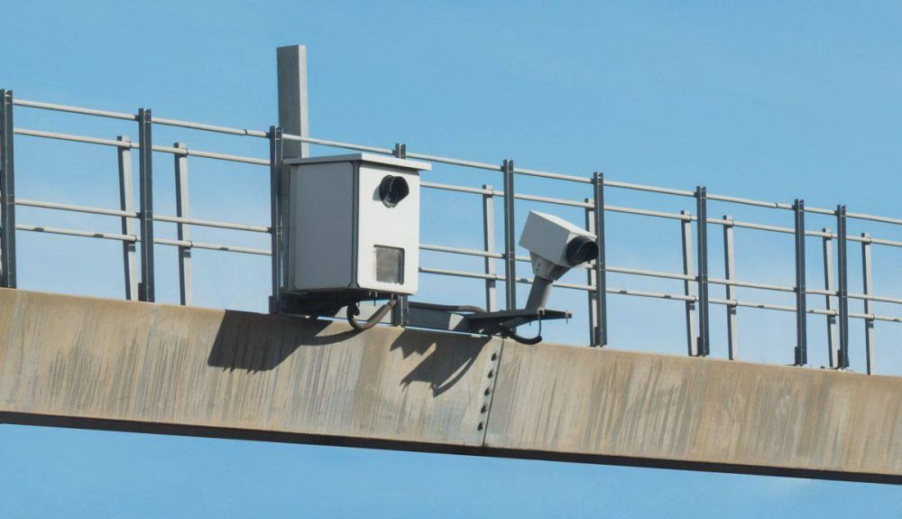 Cómo distinguir en carretera un radar de velocidad de las nuevas cámaras de móvil de la DGT