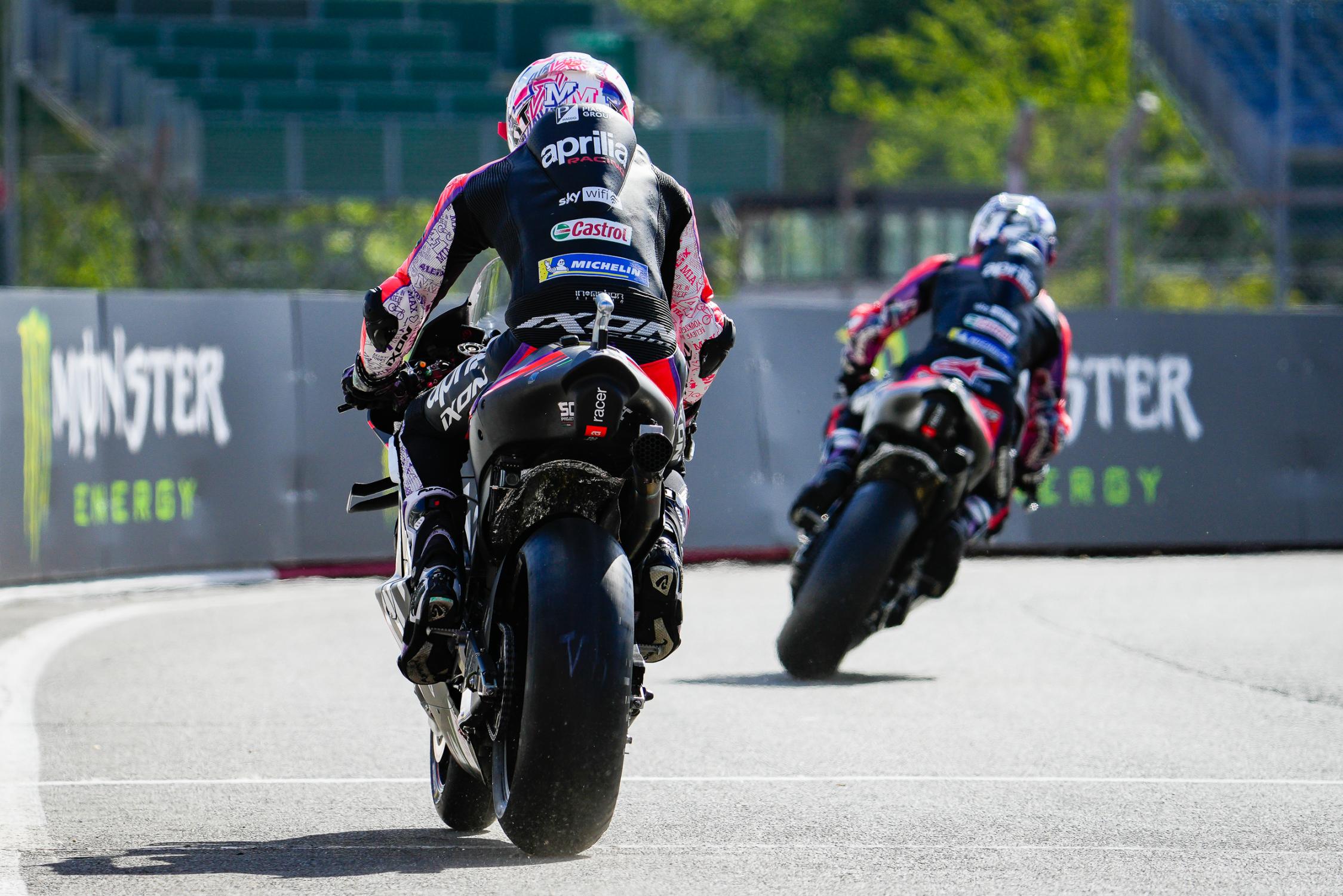Aleix Espargaró a rueda de Maverick Viñales en Silverstone.
