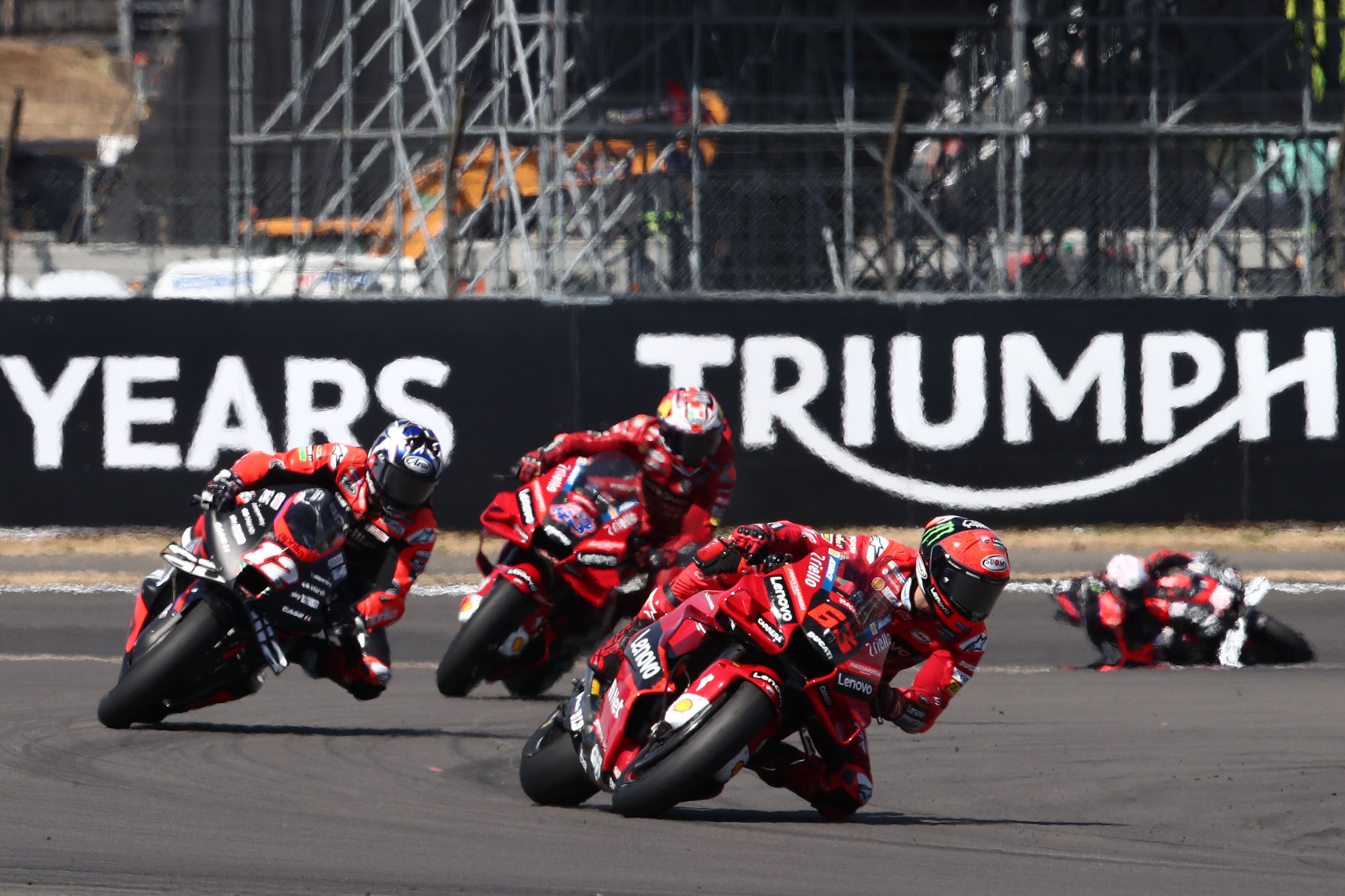 Pecco Bagnaia se lleva la carrera del año en Silverstone