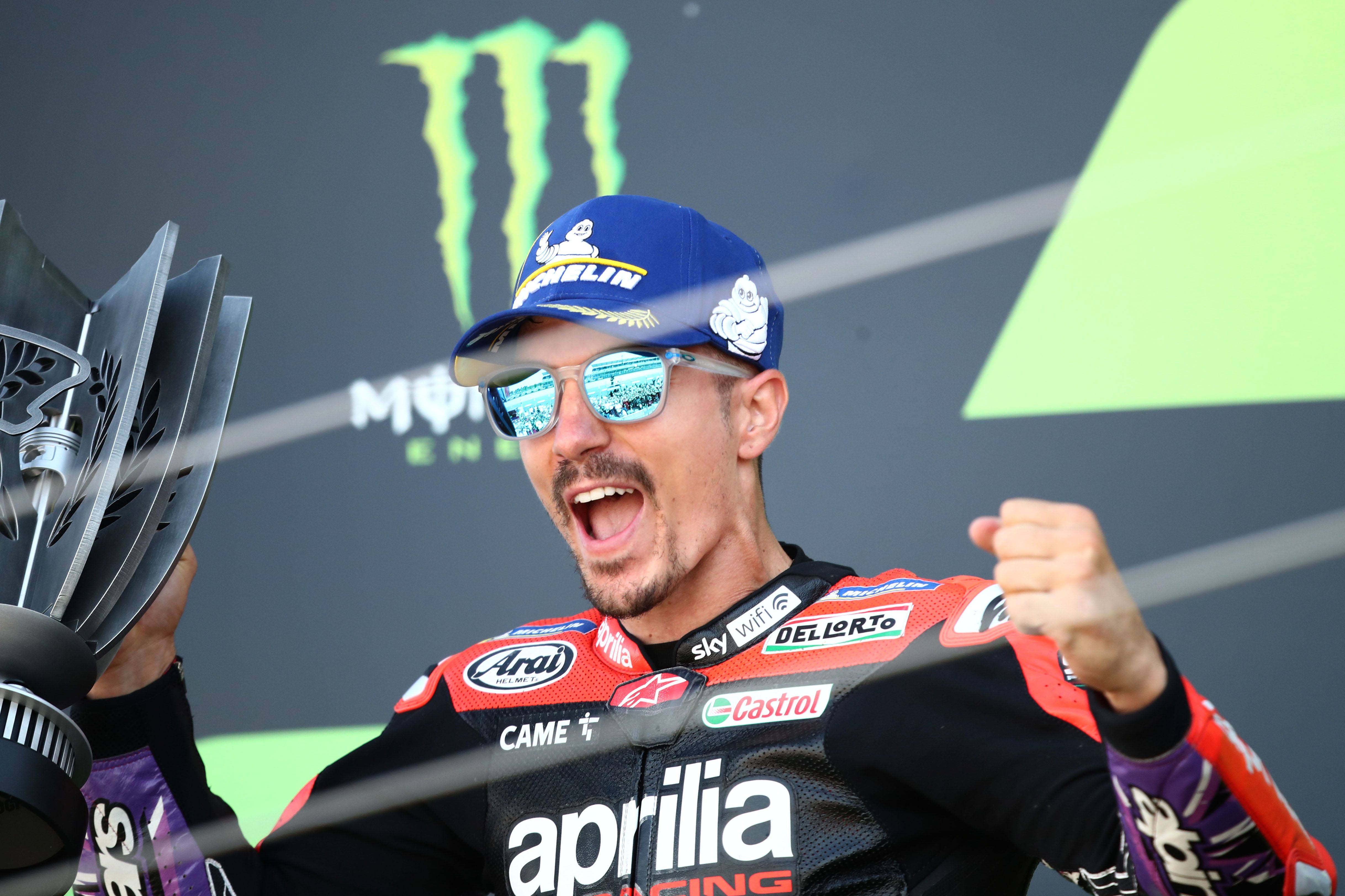 Maverick Viñales celebra en el podio su segunda posición en Silverstone.