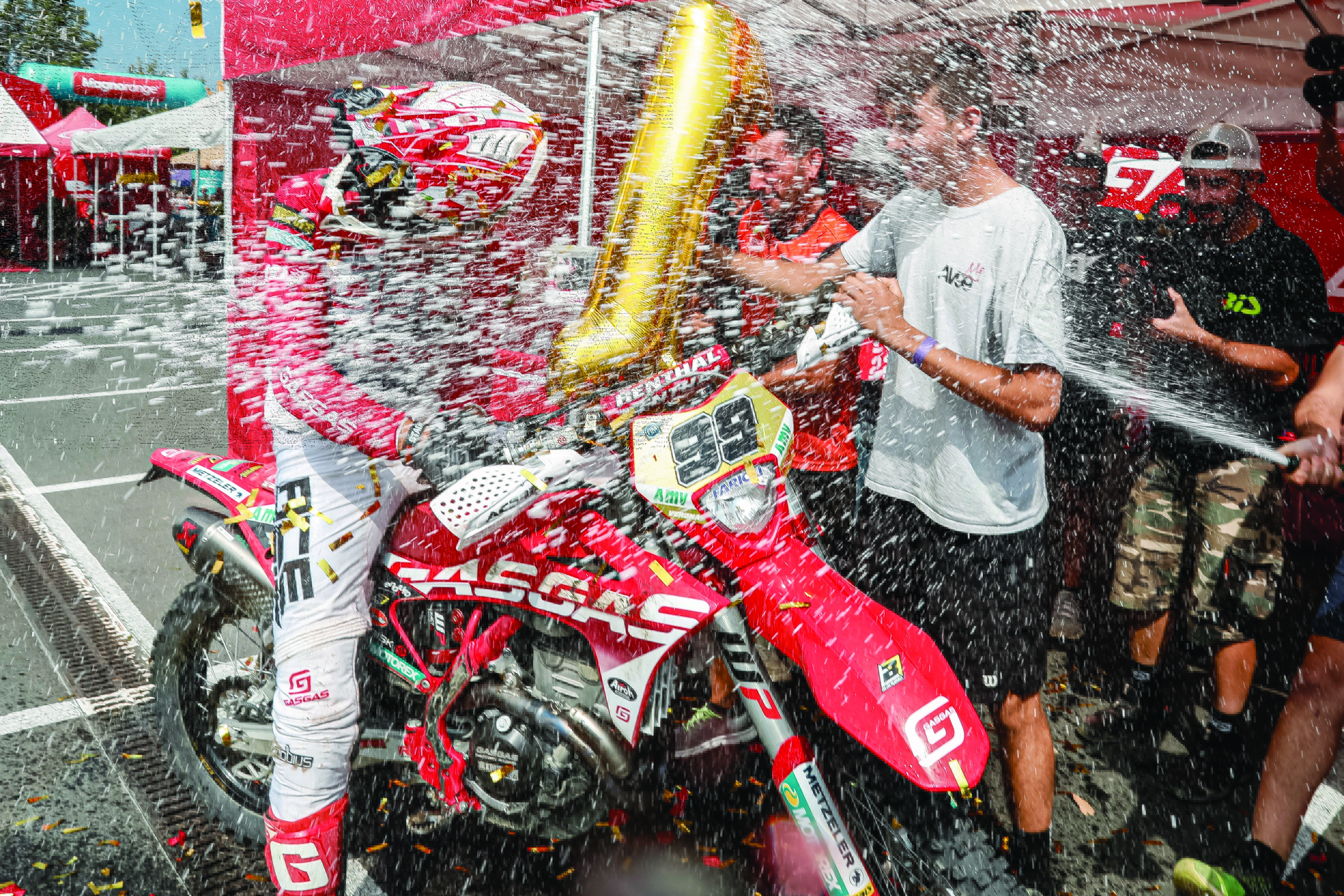 42220 e1 title celebrations 270807 EnduroGP Hungary 2209